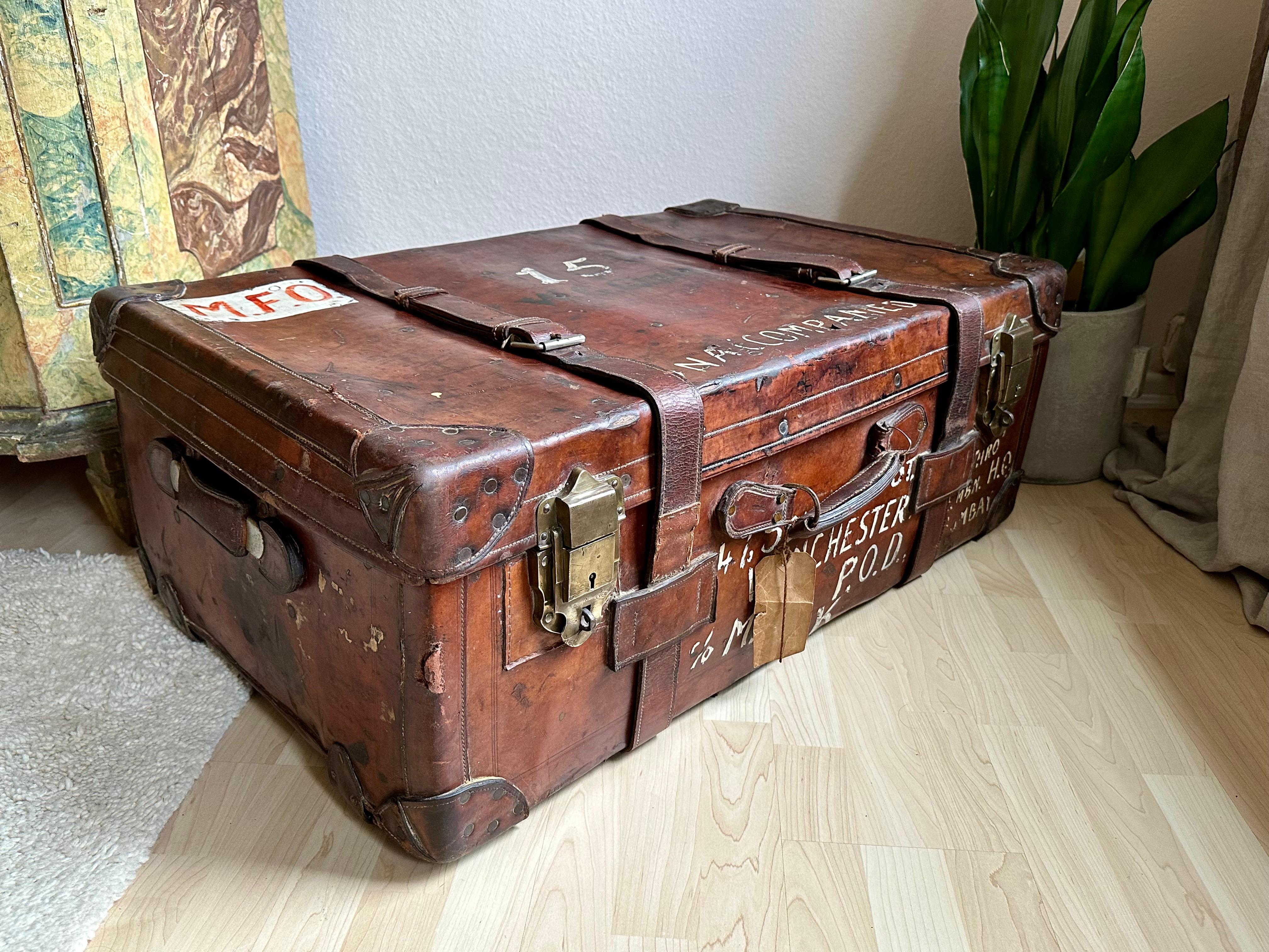 Antique Leather Trunk from England with captivating Patina For Sale 2