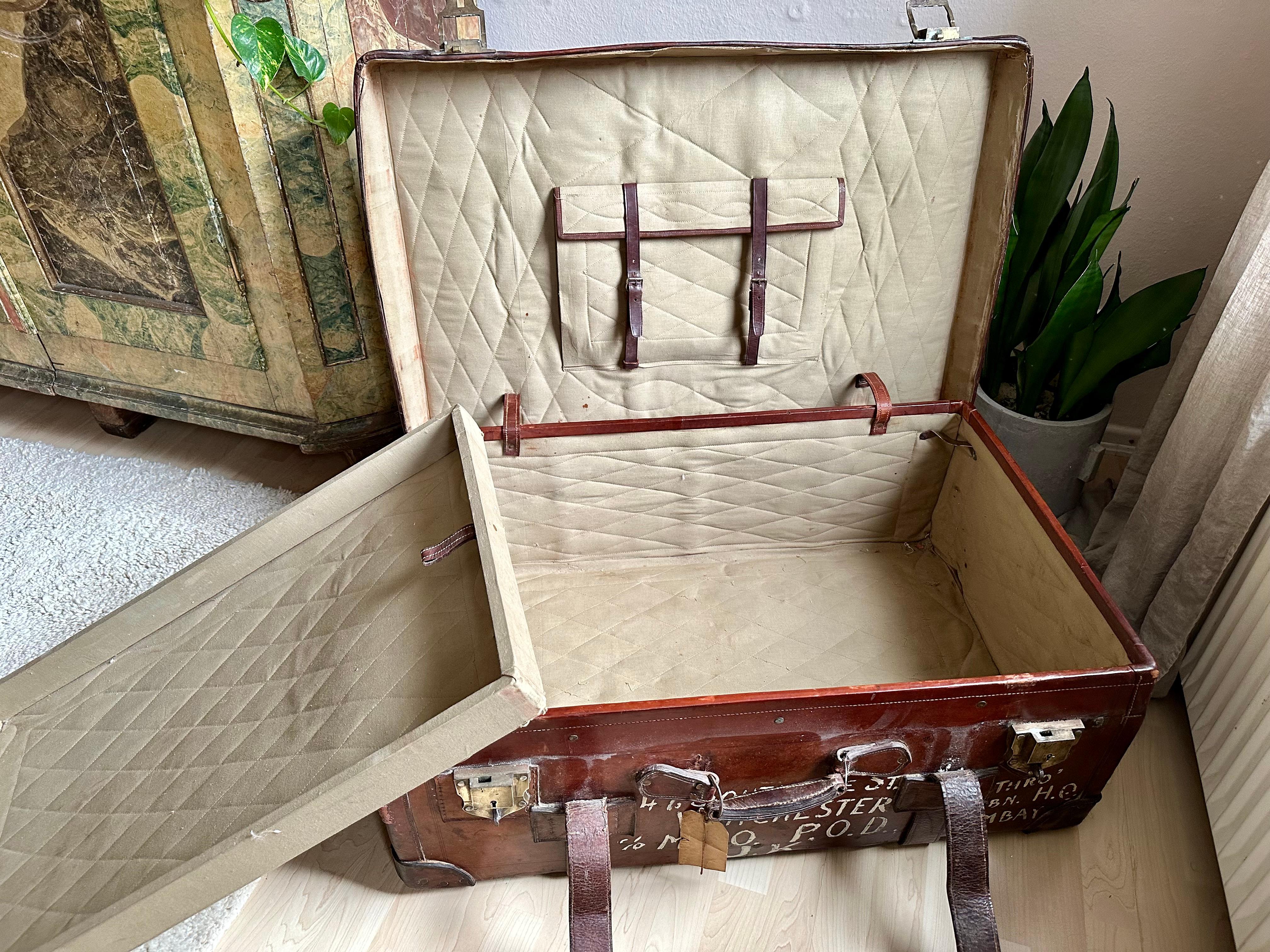 Antique Leather Trunk from England with captivating Patina For Sale 4
