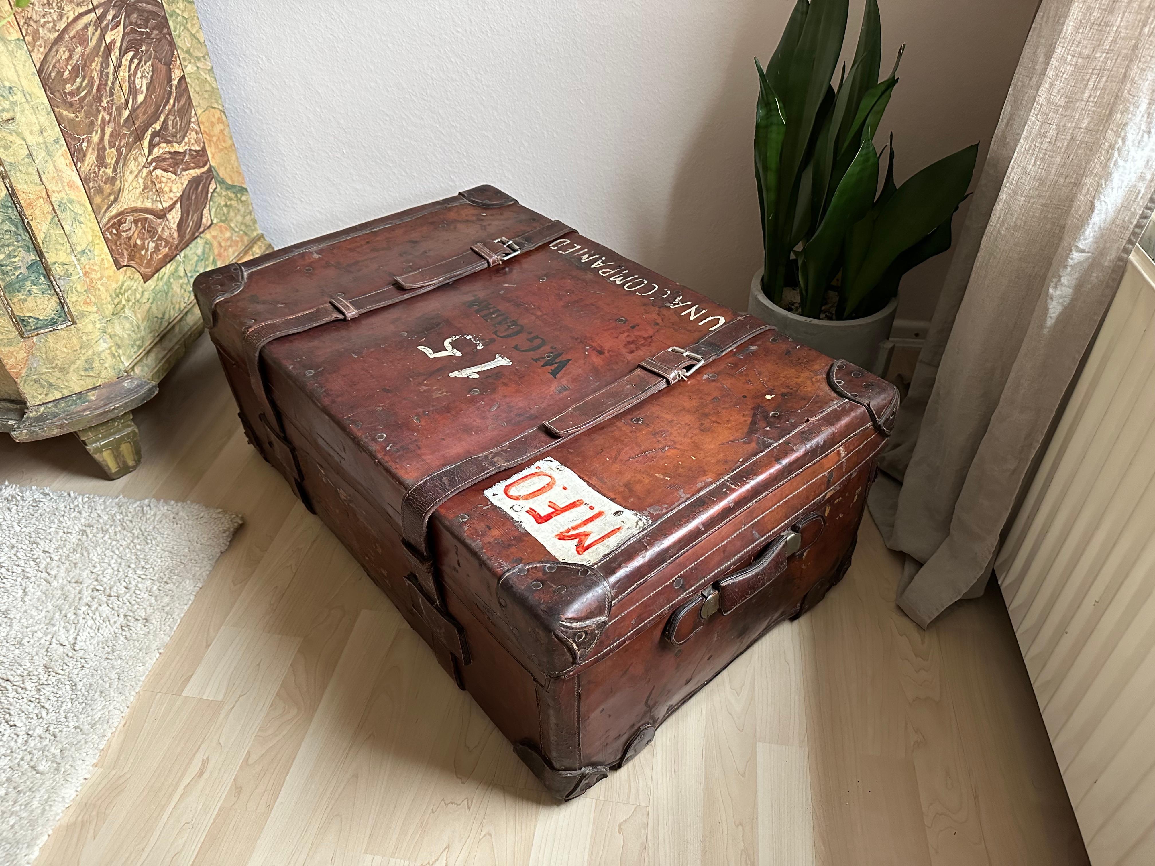 Antique Leather Trunk from England with captivating Patina For Sale 5