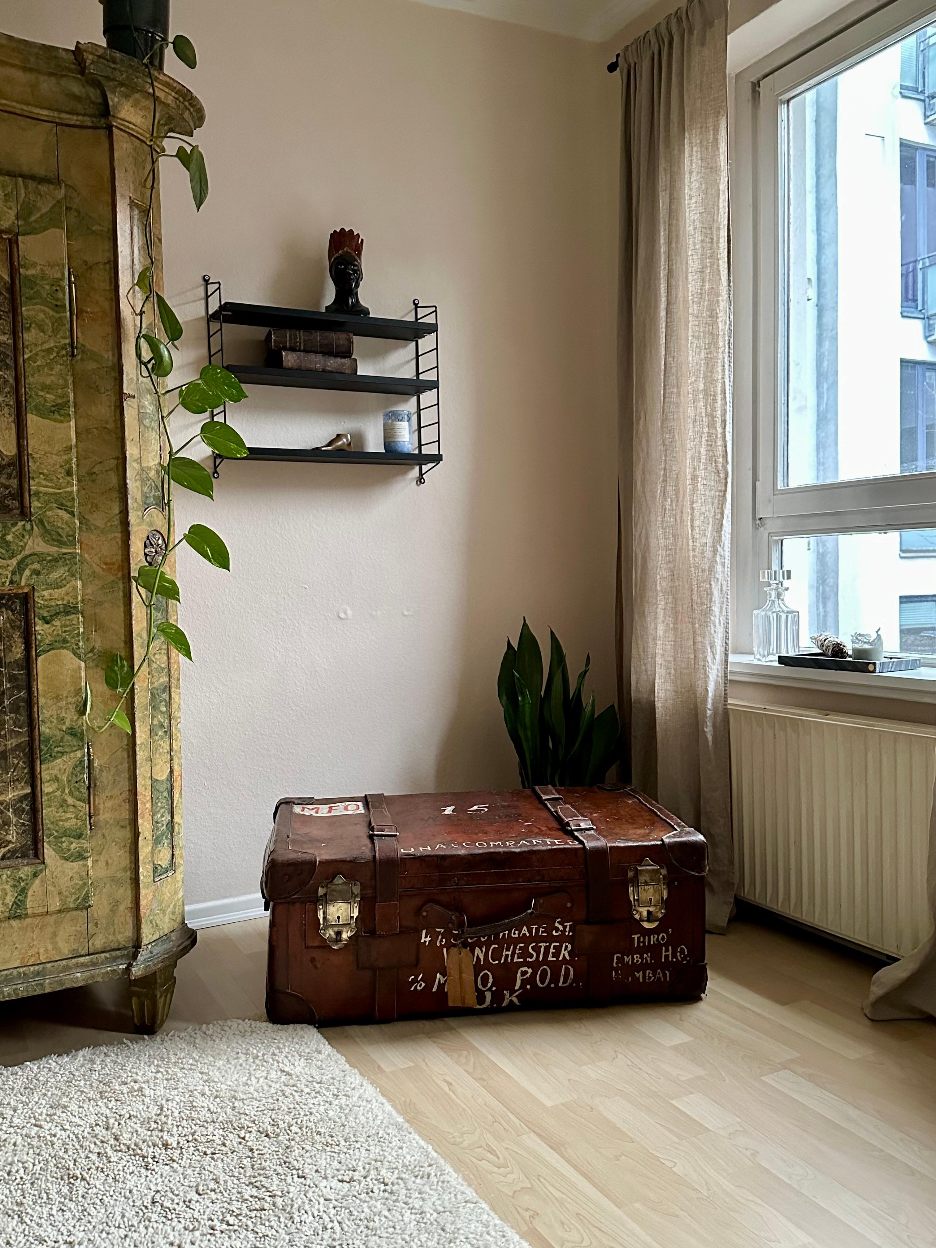 Antique Leather Trunk from England with captivating Patina For Sale 7