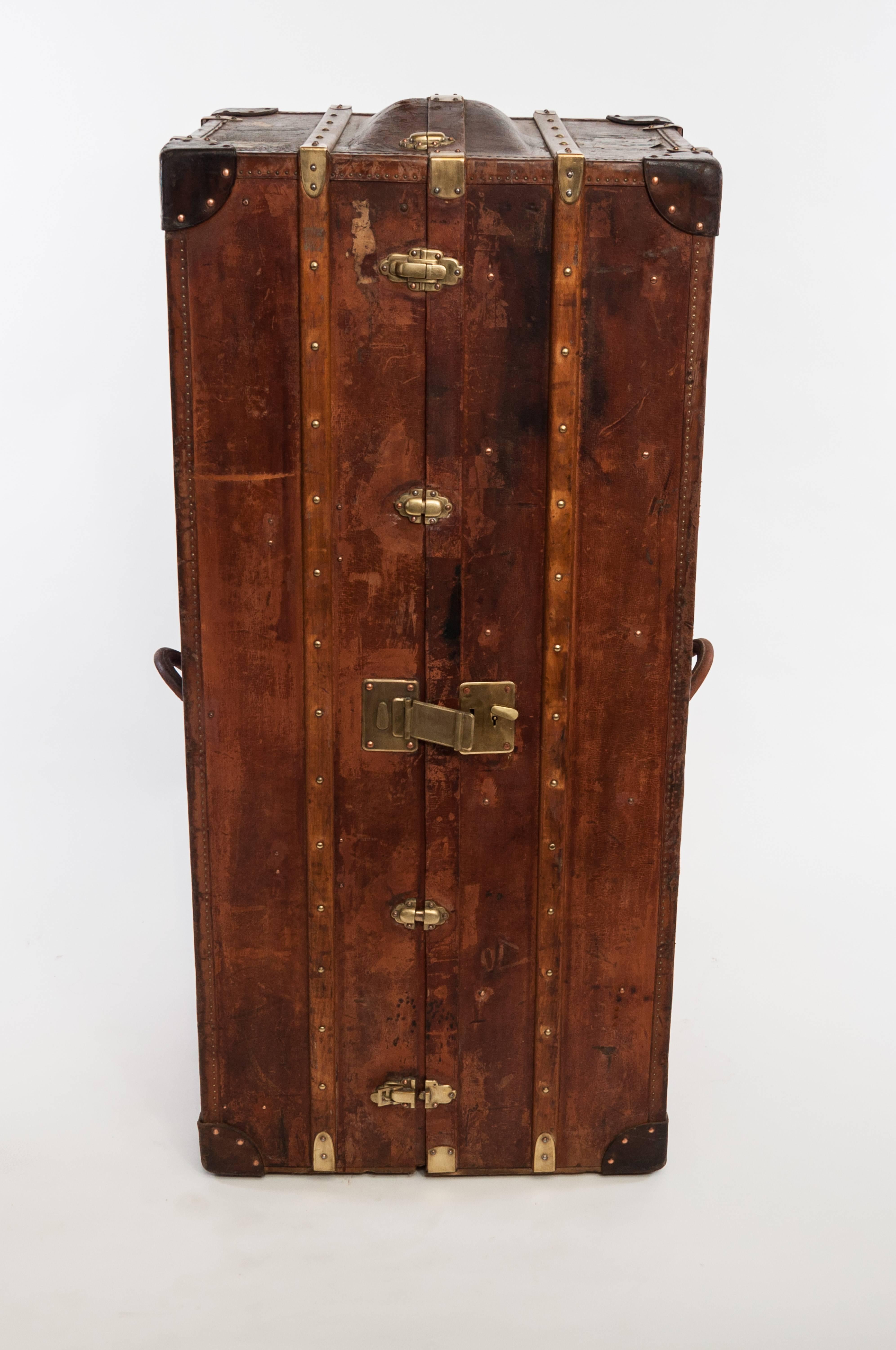 A very elegant and hard to find wardrobe steamer trunk in wonderful brown leather.
This custom-made item is attributed to Nigst & Sohn K&K Erzherzöglicher Kammerlieferant and is a custom-made individual order. 

On one side there are four fitted
