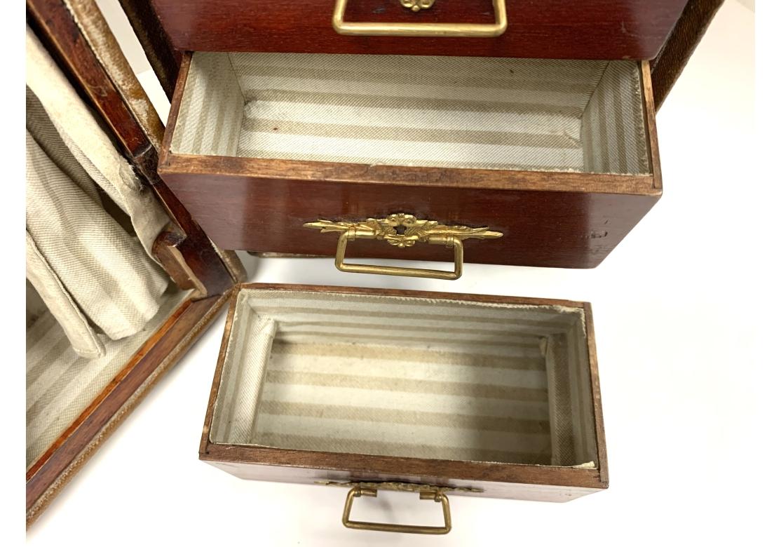 Ancienne armoire de voyage coffre de vendeur en cuir en vente 3