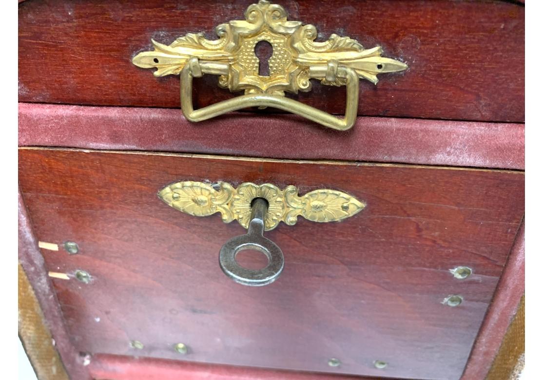 Ancienne armoire de voyage coffre de vendeur en cuir en vente 5