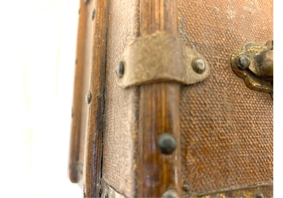 Ancienne armoire de voyage coffre de vendeur en cuir en vente 6