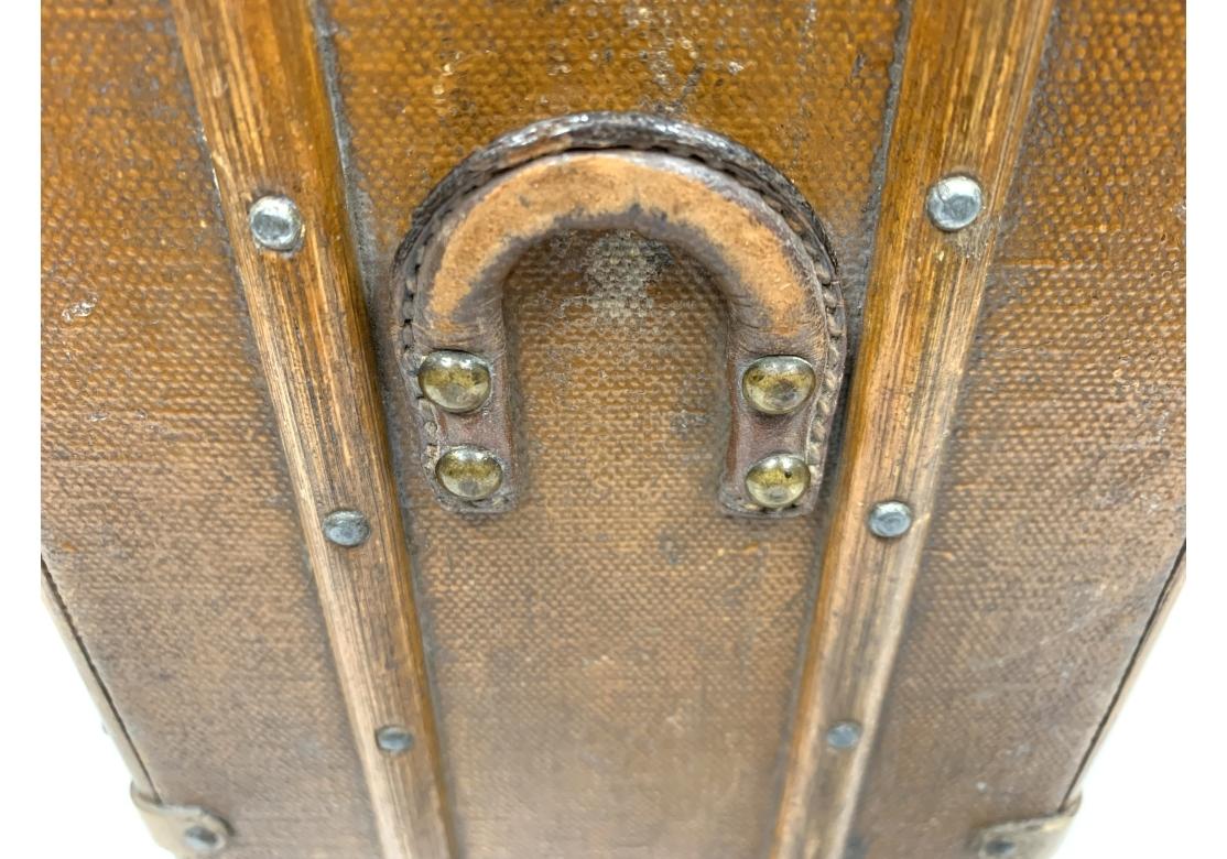 Ancienne armoire de voyage coffre de vendeur en cuir en vente 7