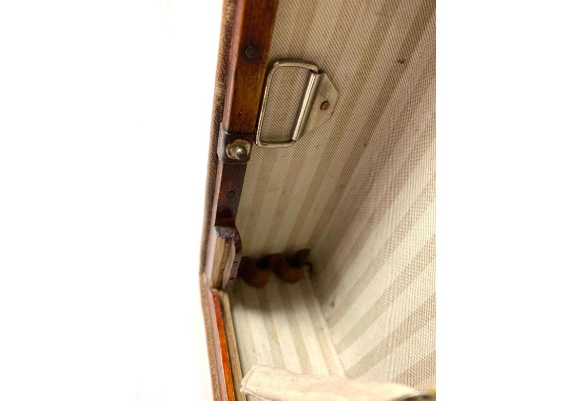 Ancienne armoire de voyage coffre de vendeur en cuir en vente 8