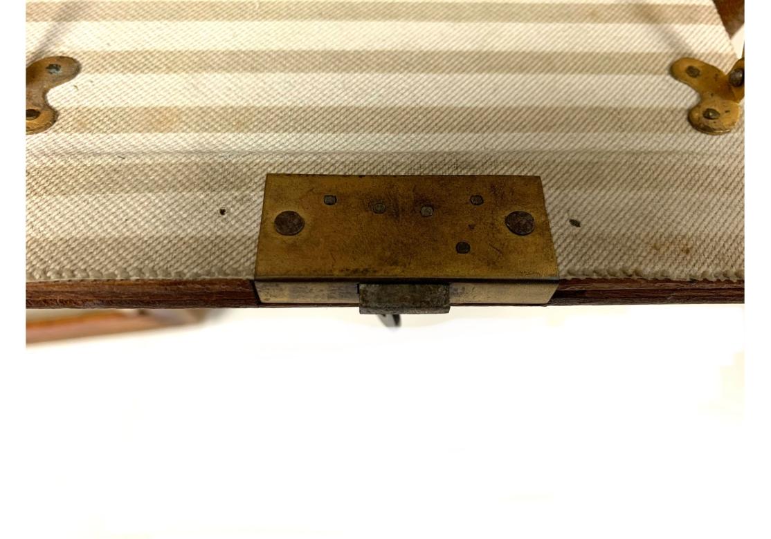 Ancienne armoire de voyage coffre de vendeur en cuir en vente 9