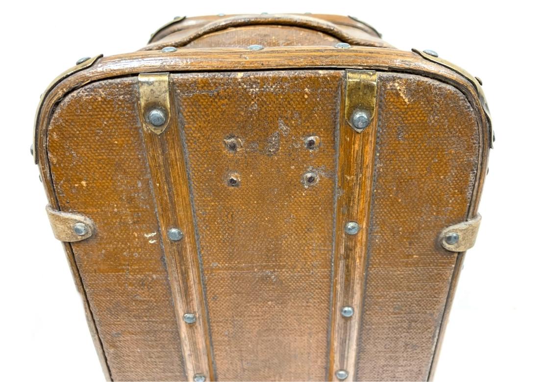 Ancienne armoire de voyage coffre de vendeur en cuir en vente 10