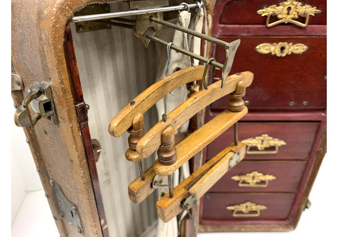Hollywood Regency Ancienne armoire de voyage coffre de vendeur en cuir en vente