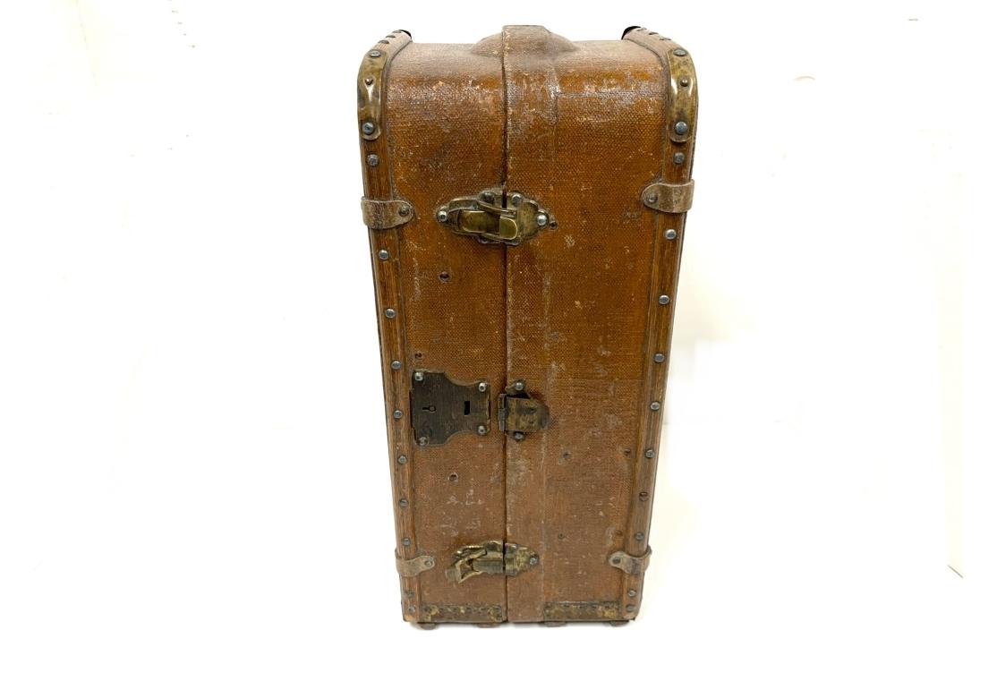 Européen Ancienne armoire de voyage coffre de vendeur en cuir en vente