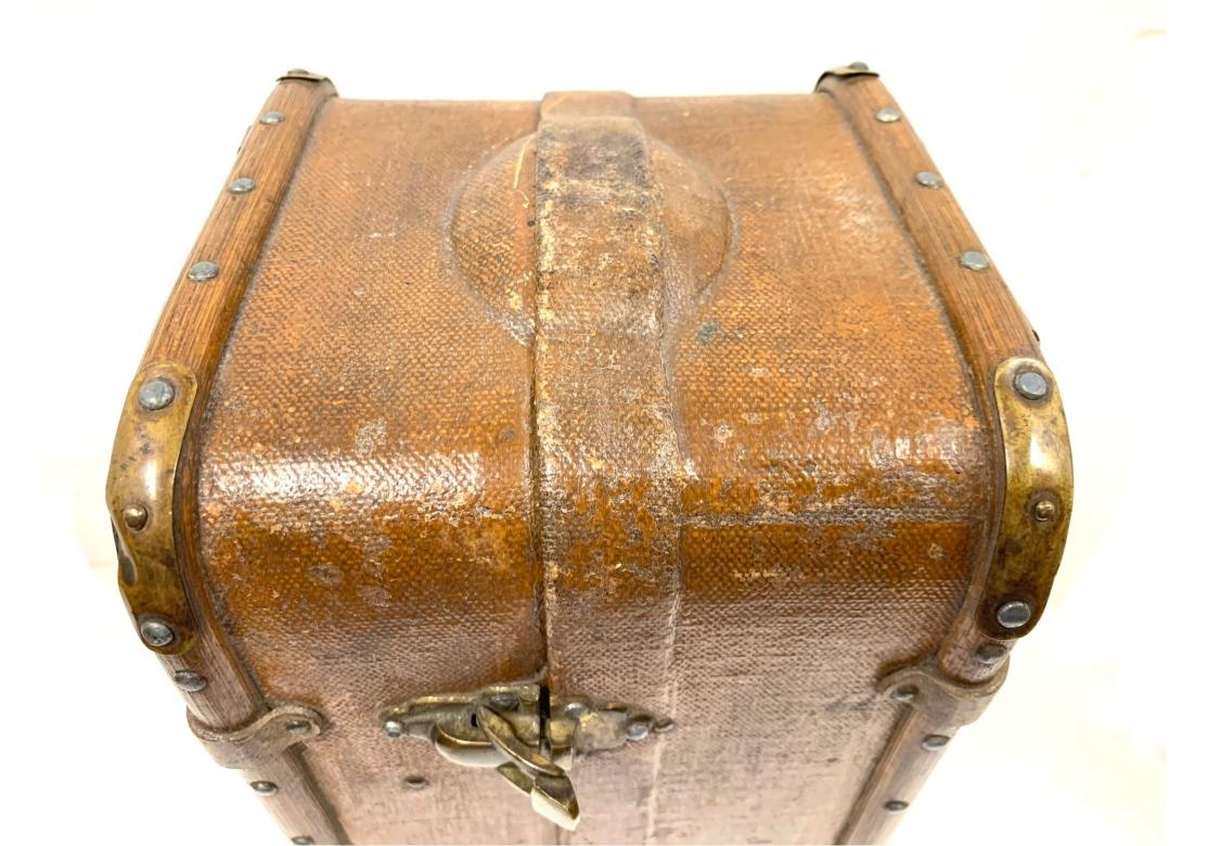 Ancienne armoire de voyage coffre de vendeur en cuir Abîmé - En vente à Bridgeport, CT