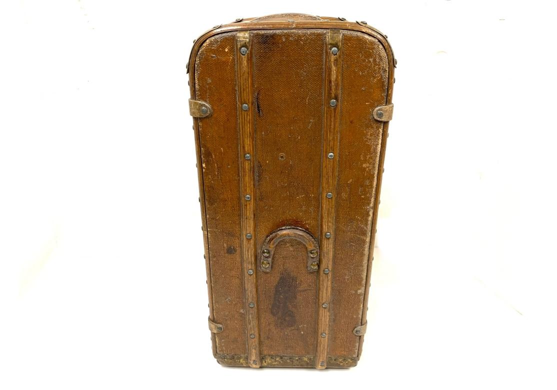 20ième siècle Ancienne armoire de voyage coffre de vendeur en cuir en vente