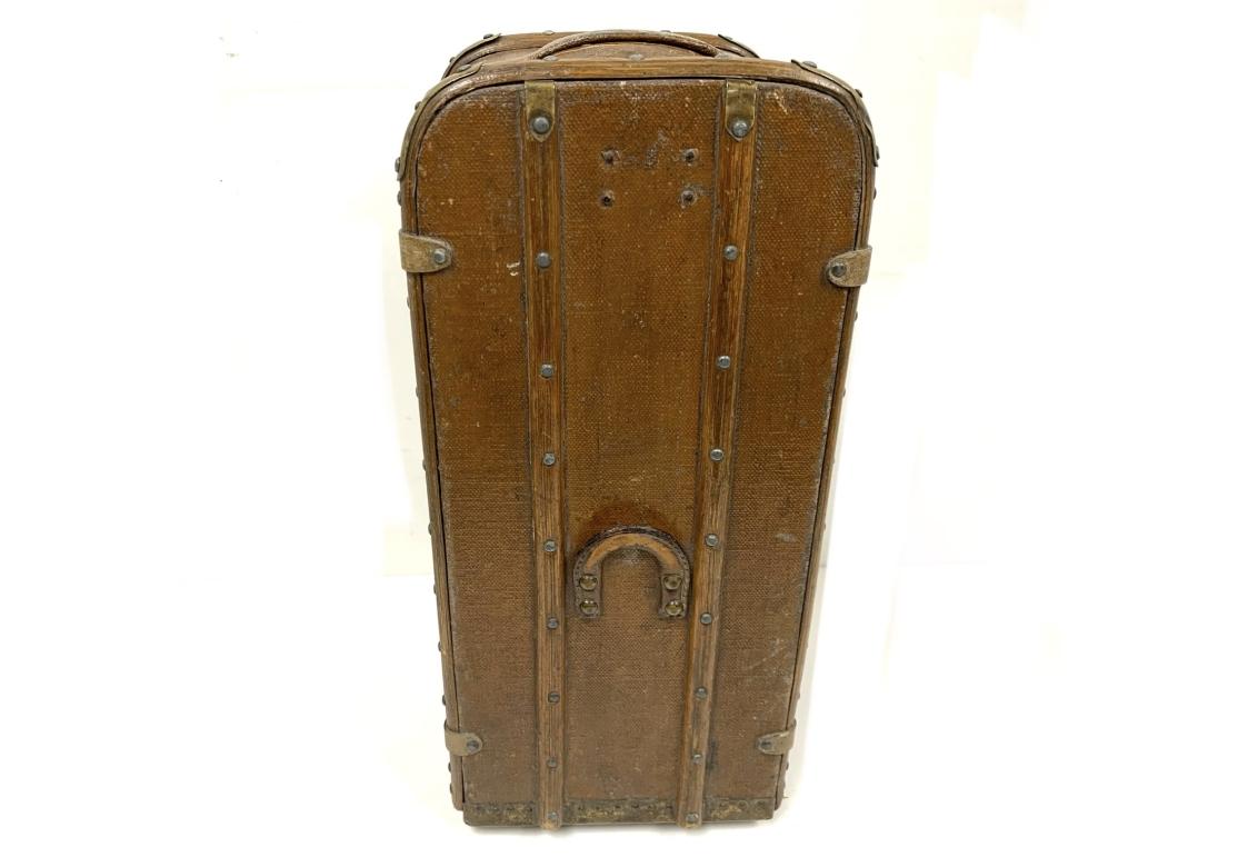 Métal Ancienne armoire de voyage coffre de vendeur en cuir en vente