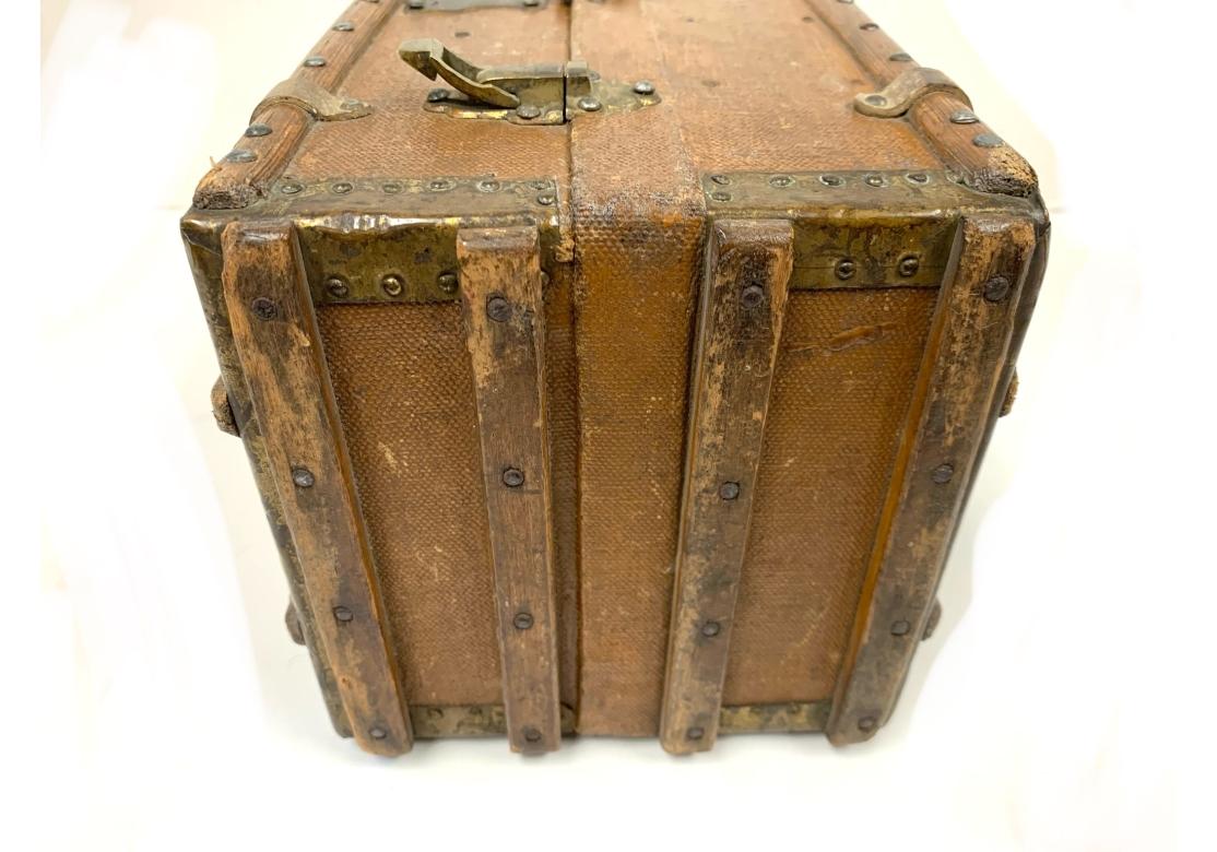 Ancienne armoire de voyage coffre de vendeur en cuir en vente 1