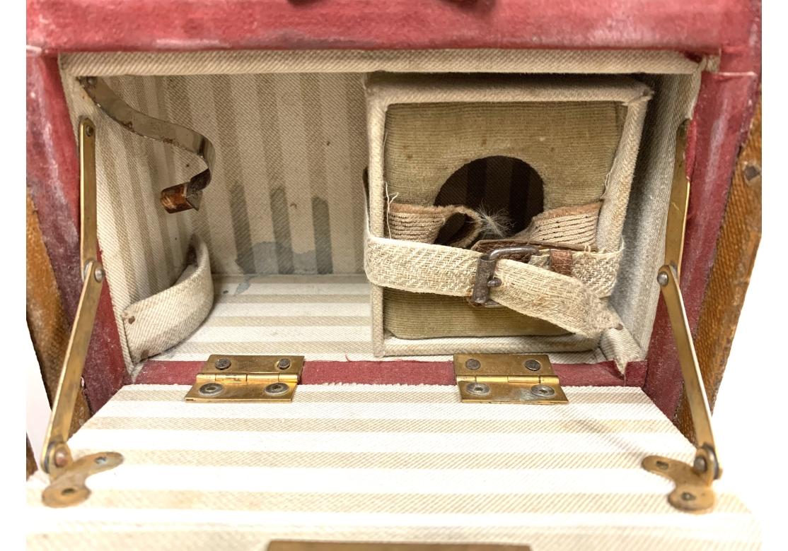Ancienne armoire de voyage coffre de vendeur en cuir en vente 2