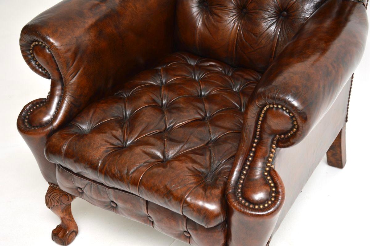 Poltrona antica con schienale ad ala in pelle in vendita 3