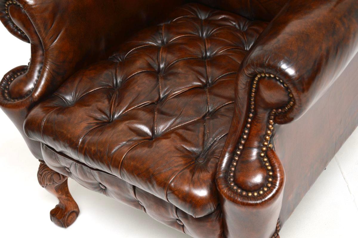 Poltrona antica con schienale ad ala in pelle in vendita 4