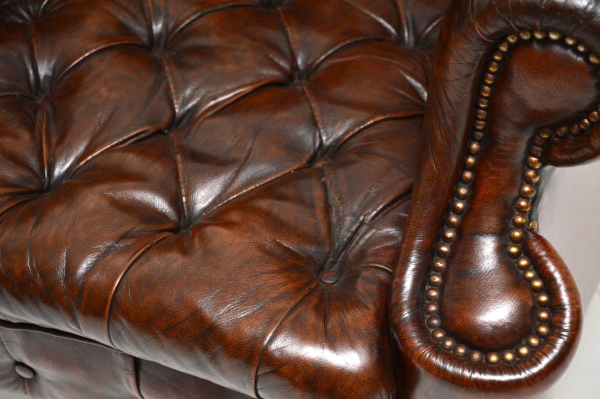 Poltrona antica con schienale ad ala in pelle in vendita 5