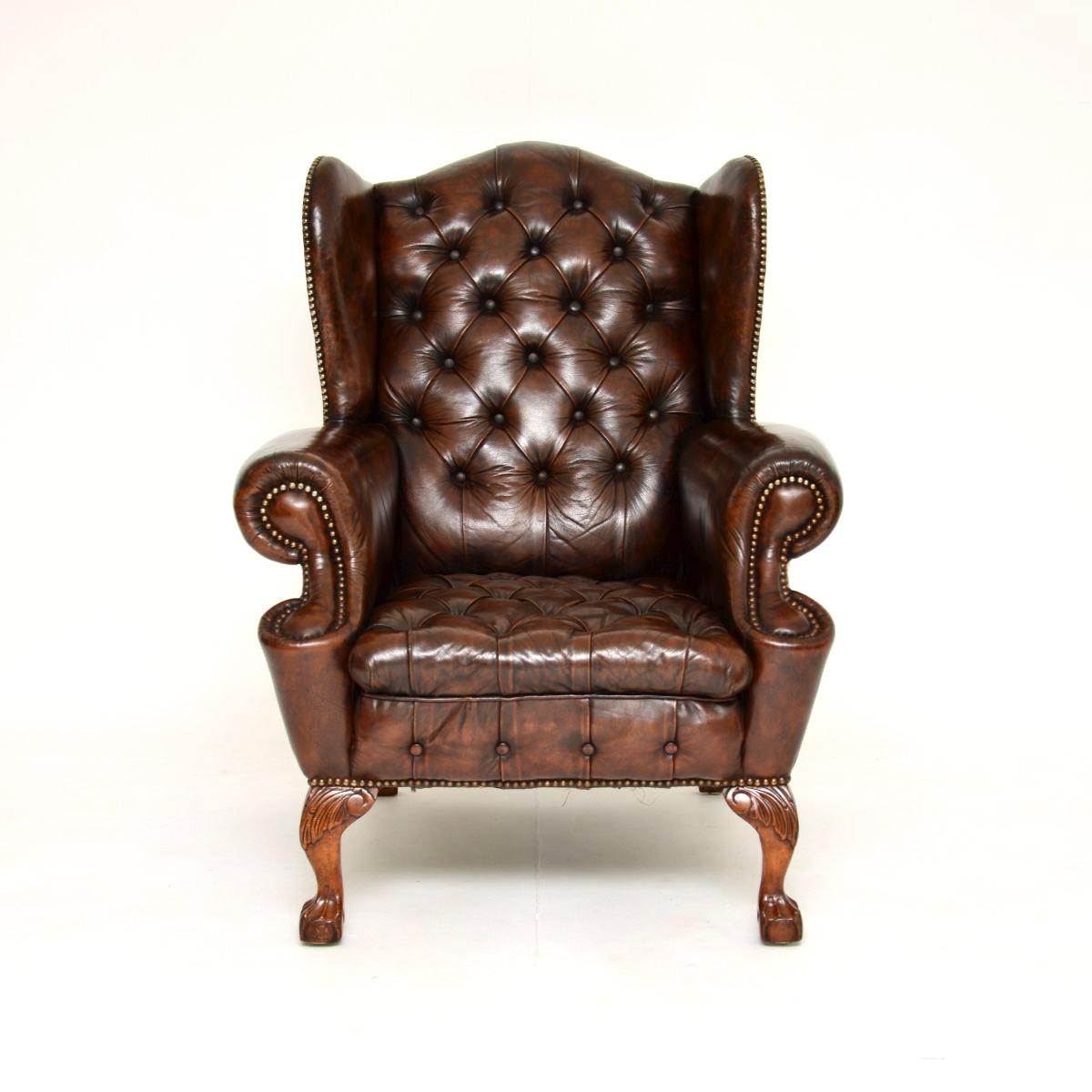 Una fantastica poltrona antica con schienale ad ala in pelle. Questo modello è stato realizzato in Inghilterra e risale al periodo 1890-1910.

La qualità è eccellente ed è estremamente comoda per rilassarsi, è sostenuta e ben imbottita. La pelle di