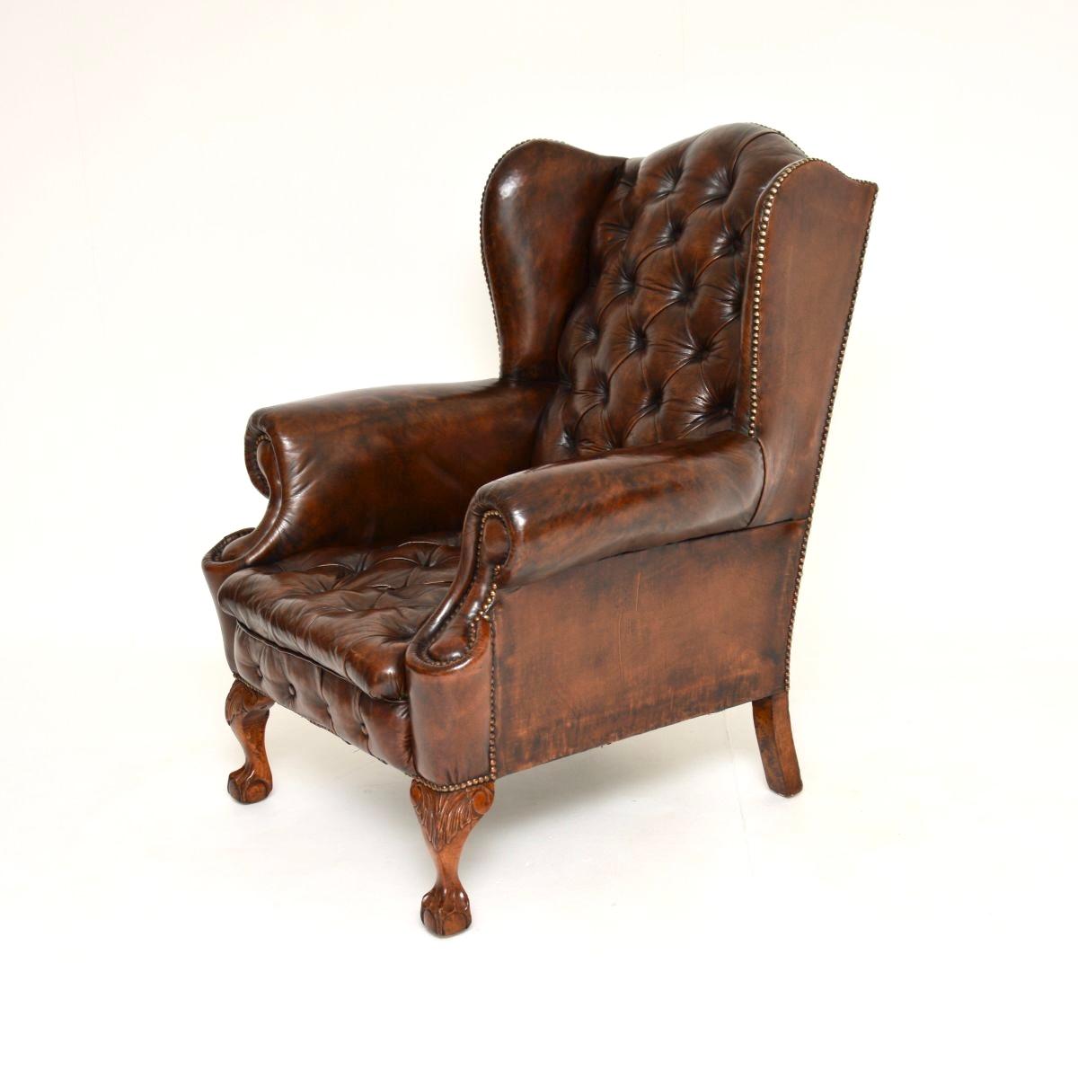 Britannico Poltrona antica con schienale ad ala in pelle in vendita