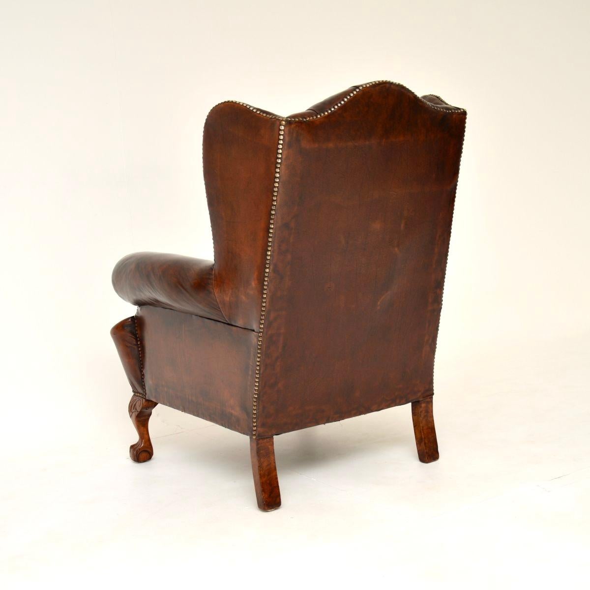 Poltrona antica con schienale ad ala in pelle In condizioni buone in vendita a London, GB