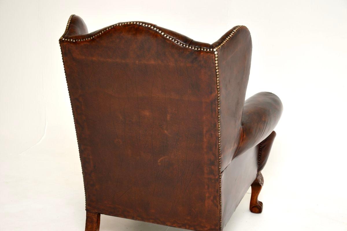 Fine XIX secolo Poltrona antica con schienale ad ala in pelle in vendita