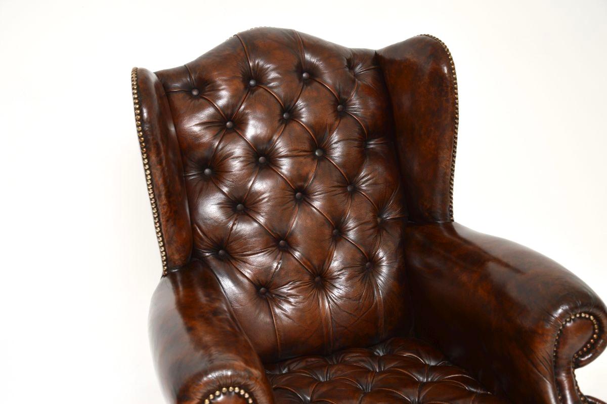 Pelle Poltrona antica con schienale ad ala in pelle in vendita