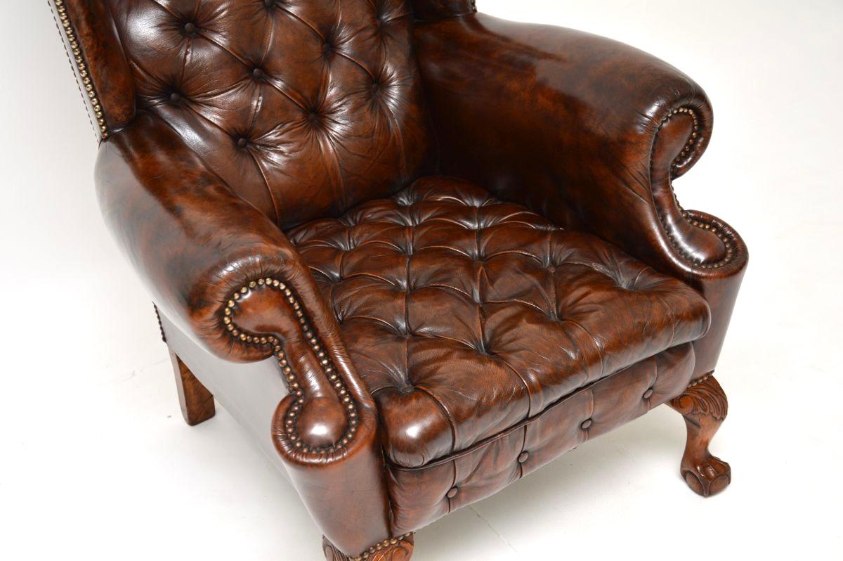 Poltrona antica con schienale ad ala in pelle in vendita 1