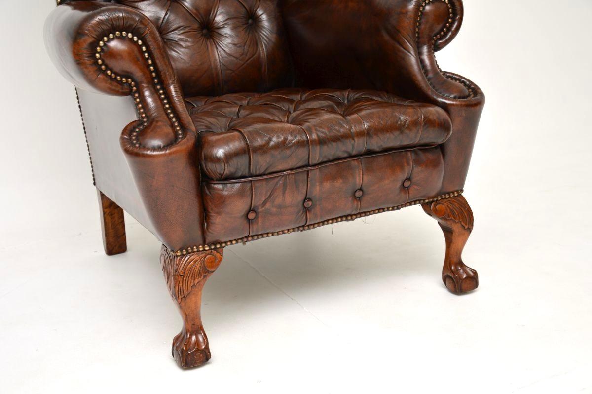 Poltrona antica con schienale ad ala in pelle in vendita 2