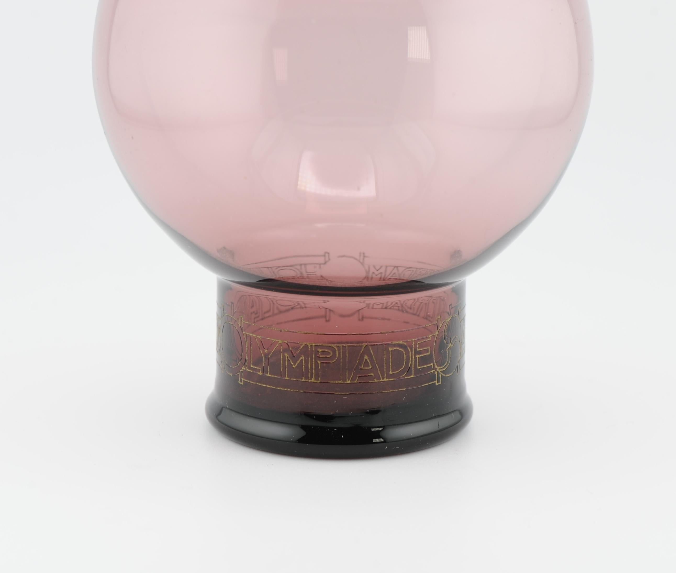 La Fábrica de Vidrio de Leerdam, fundada en 1765 en Holanda, se hizo famosa por sus innovadores diseños en vidrio, sobre todo en el siglo XX. La fábrica destacó por combinar la expresión artística con la producción en serie, atrayendo a diseñadores