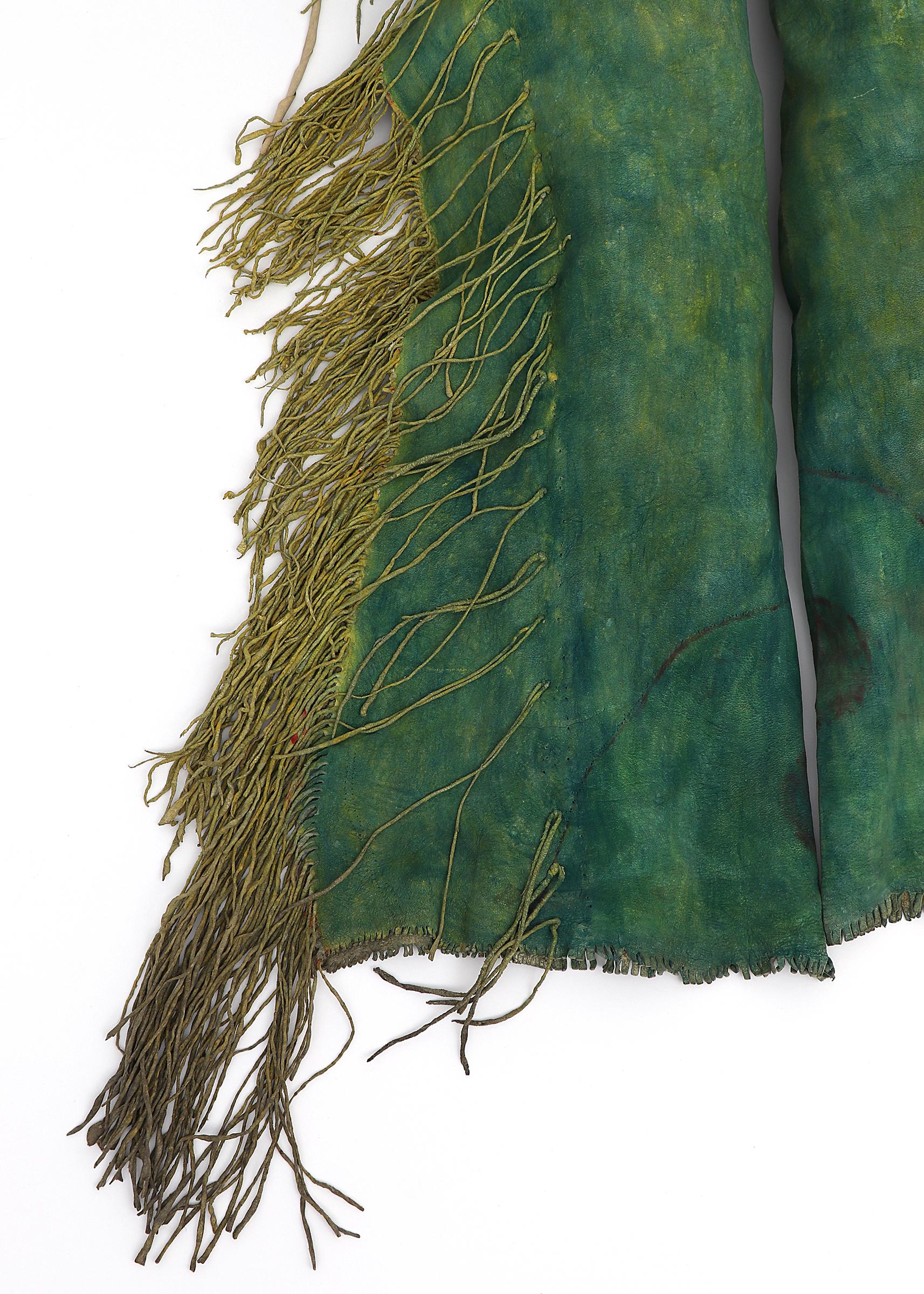 Leggings in Museumsqualität der Südlichen Arapaho (Hinono'ei), einer indianischen Bevölkerungsgruppe der Prärie, um 1880.  Gefertigt aus gegerbtem Leder mit viridiangrünem und ockergelbem Farbstoff, verziert mit Glasperlen. Das Fell ist weich und
