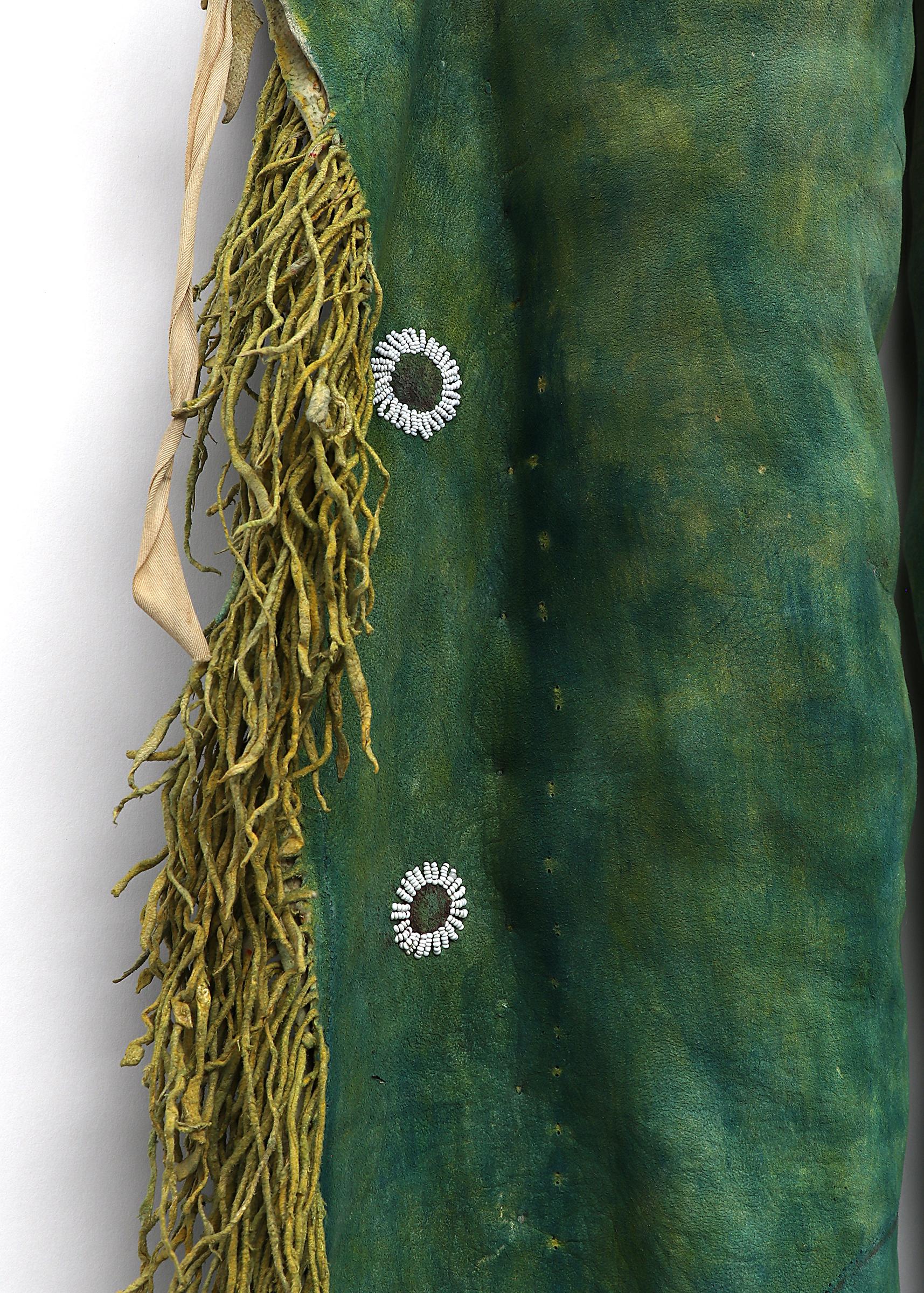 Leggings d'antiquités des années 1880 en cuir amérindien de Arapaho du Sud, avec franges et perles en vente 1