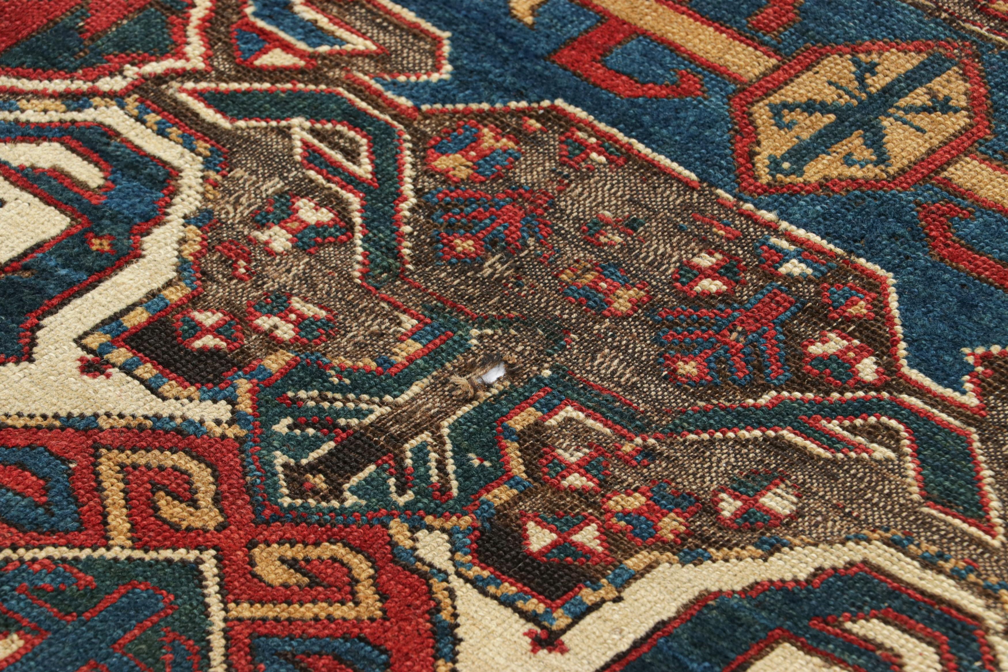 Dieser handgeknüpfte Wollteppich aus der Zeit um 1880-1890 ist einer der faszinierendsten antiken Läufer der Kazak-Stämme, die Rug & Kilim in seine Sammlung seltener kaukasischer Teppiche aufgenommen hat. 

Über das Design: 

Dieser antike