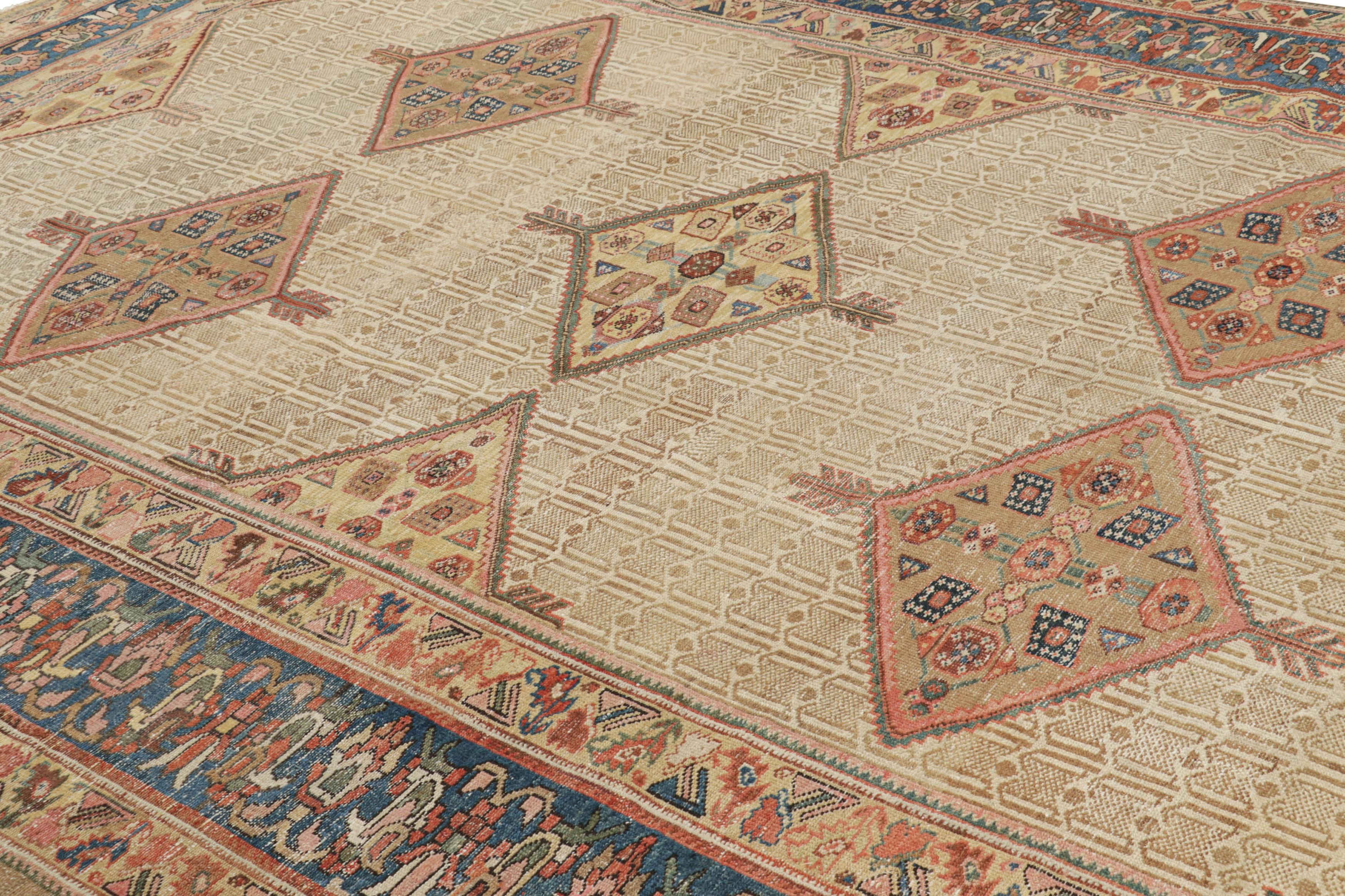 Fabricada con lana anudada a mano en torno a 1900-1910, esta alfombra persa antigua de 10x13 de procedencia Serab (Sarab) presenta una combinación finamente detallada de diseños de medallones y campos, una nueva selección emocionante y poco