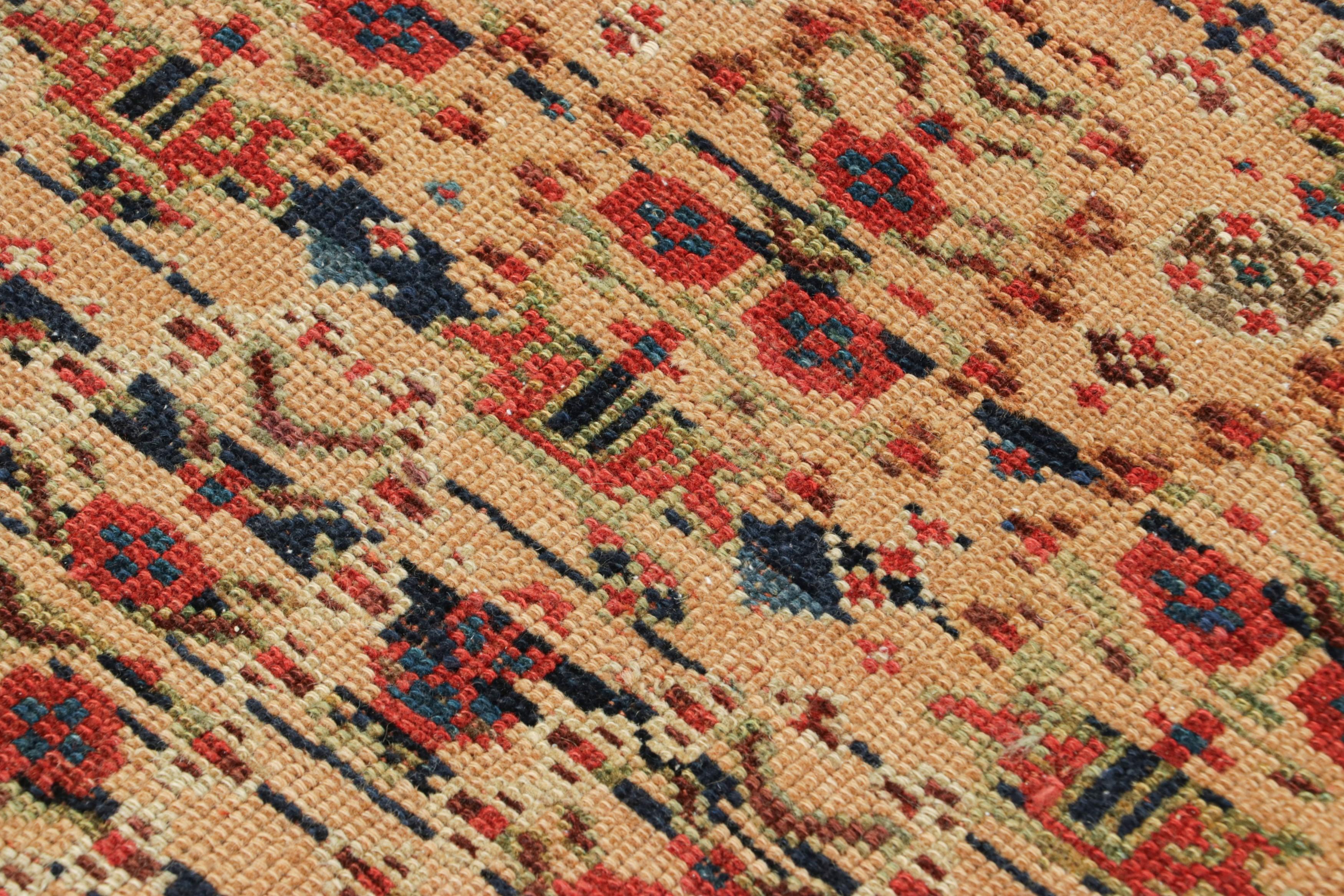 Anudada a mano en lana y originaria de entre 1880 y 1890, esta alfombra persa antigua de 4x10 de procedencia Sauj Bulaj es una nueva y grandiosa incorporación a la selección de Rug & Kilim de clásicos raros y coleccionables de importantes y