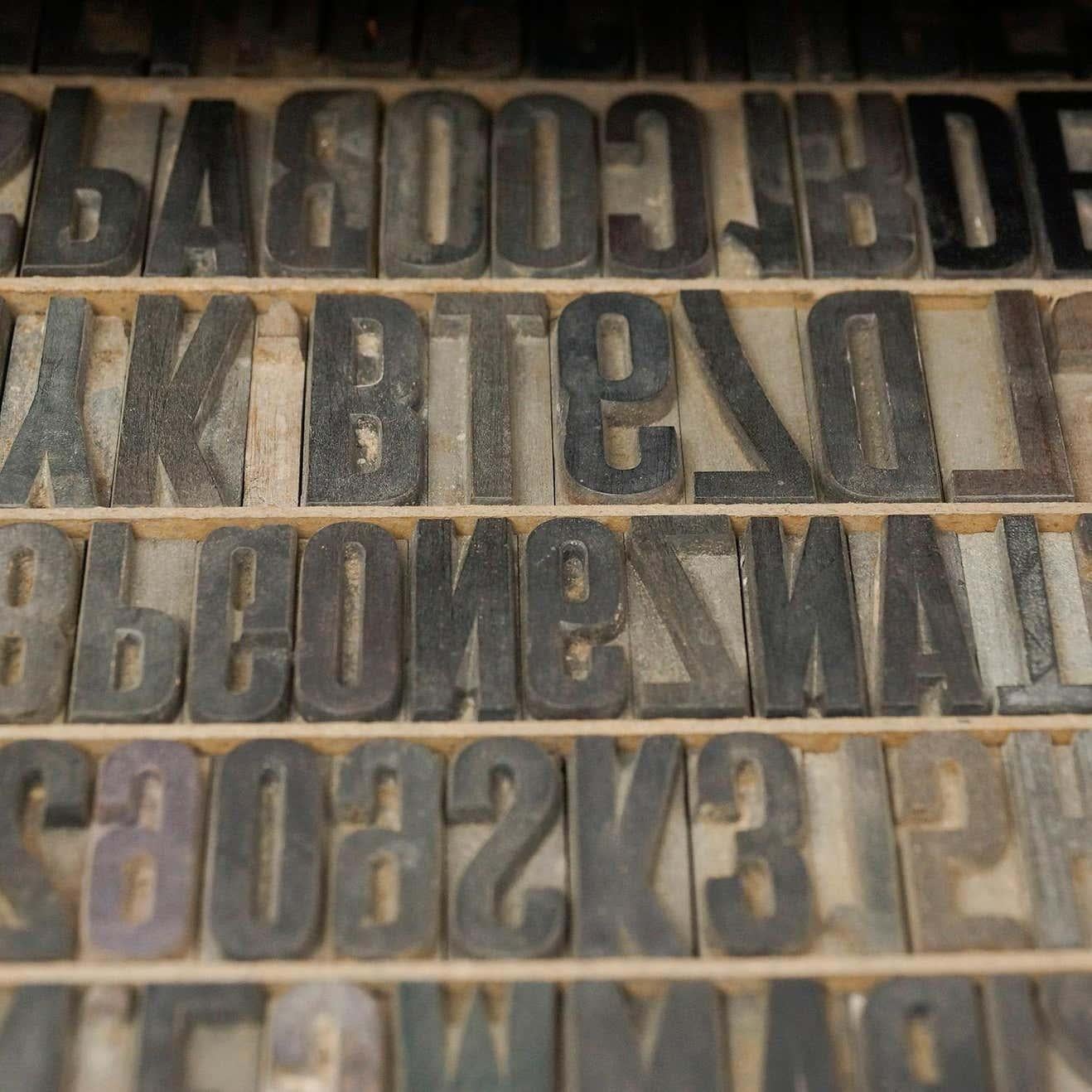 Cabinet de typographie antique, un rare trésor de l'histoire de l'imprimerie, vers 1950 en vente 5