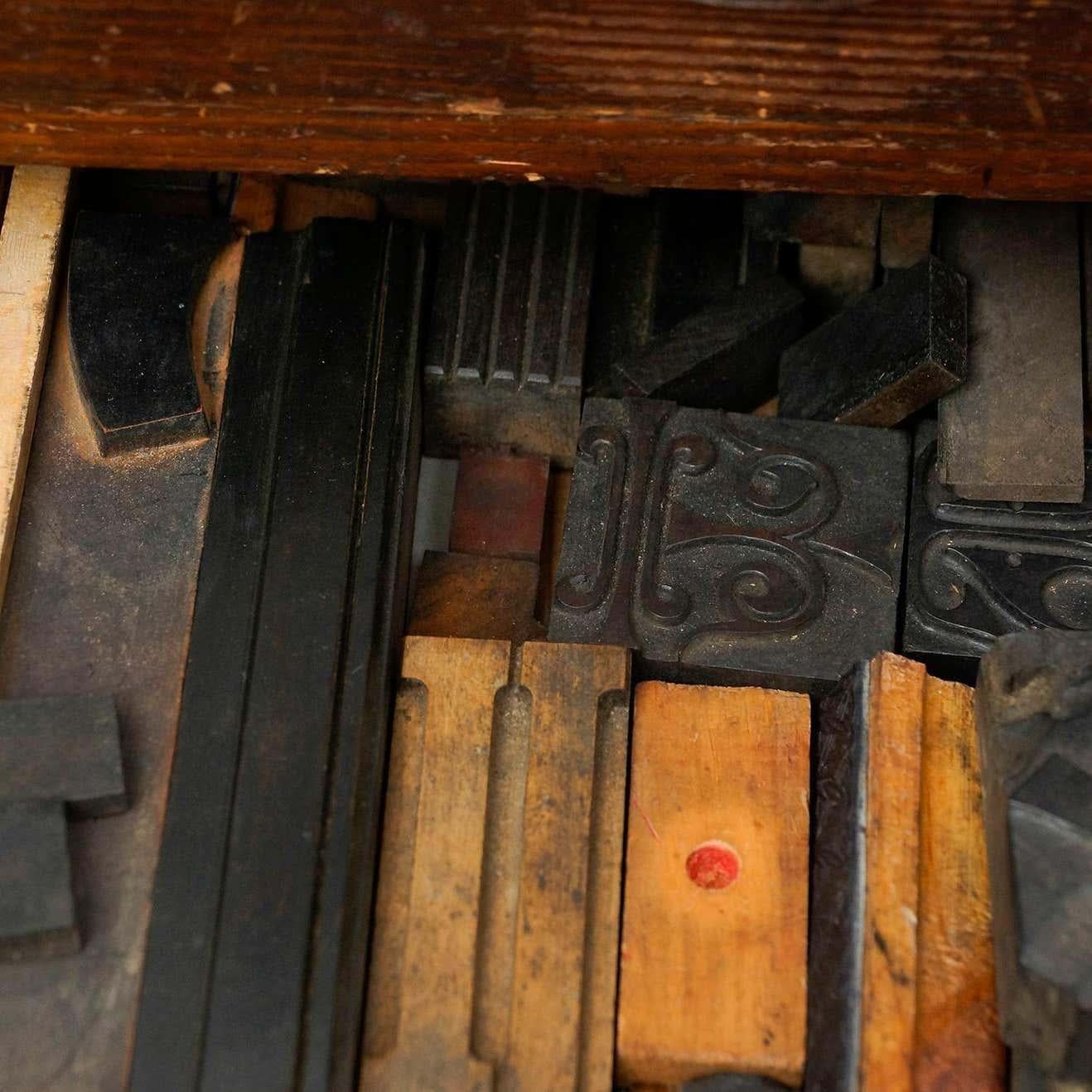 Cabinet de typographie antique, un rare trésor de l'histoire de l'imprimerie, vers 1950 en vente 6