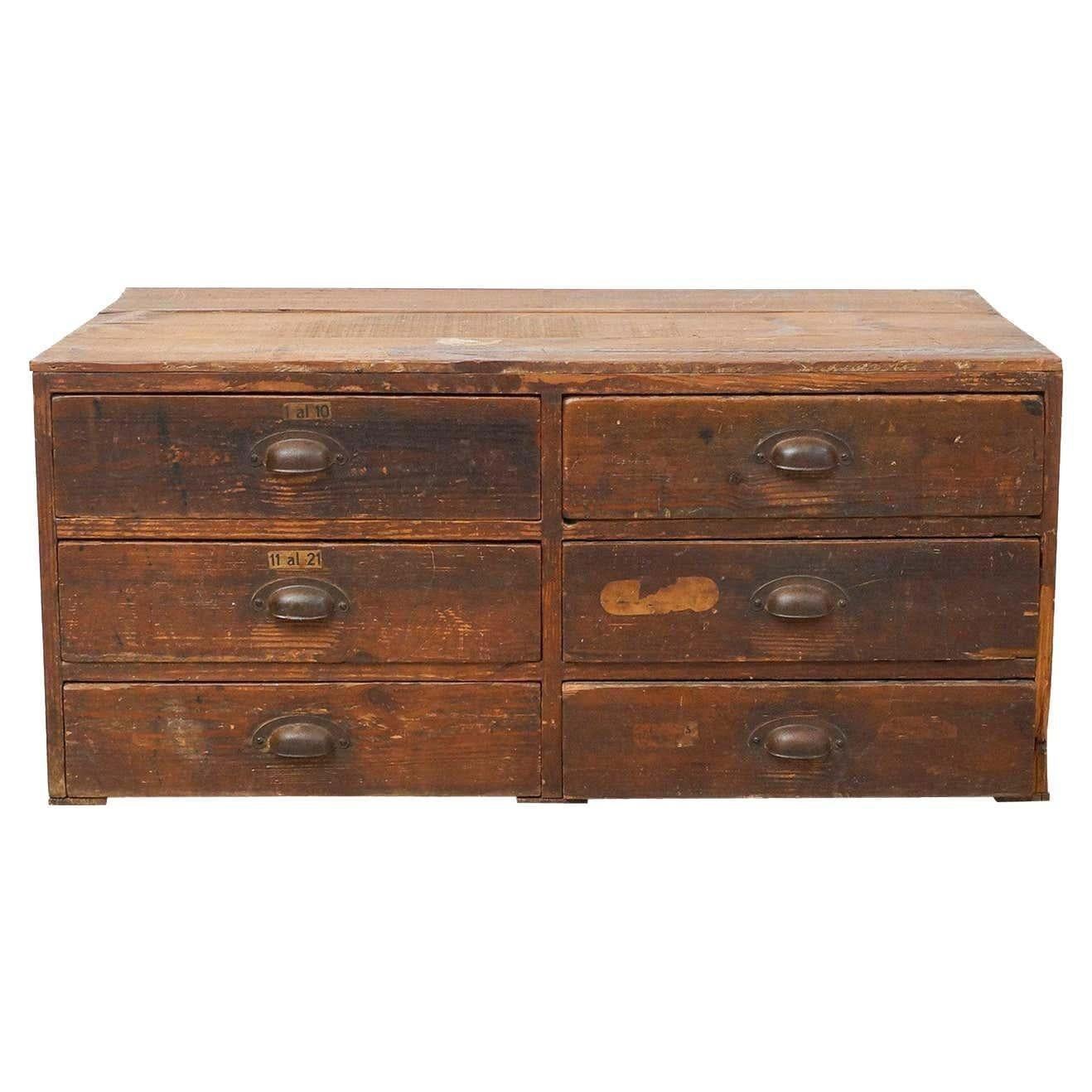 Antikes spanisches Buchdrucker-Kabinett - 700 Holzteile, CIRCA 1950, ein einzigartiges Druck-Artefakt

Tauchen Sie ein in die reiche Geschichte des traditionellen Drucks mit diesem außergewöhnlichen antiken Buchdruckkabinett, das um 1950 aus Spanien