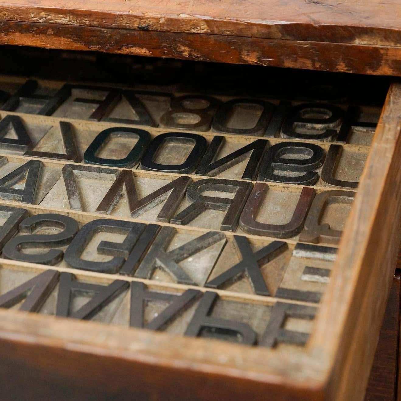 Métal Cabinet de typographie antique, un rare trésor de l'histoire de l'imprimerie, vers 1950 en vente