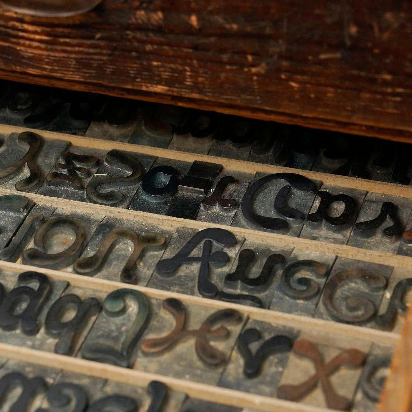Cabinet de typographie antique, un rare trésor de l'histoire de l'imprimerie, vers 1950 en vente 1