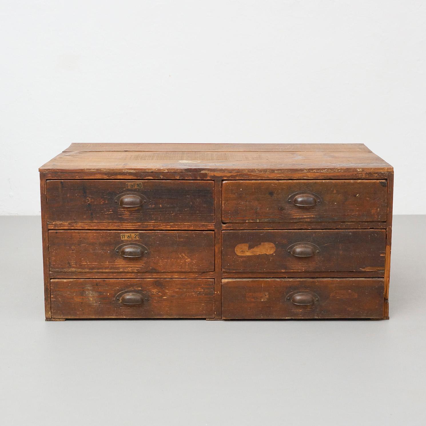 Antique Letterpress Cabinet with 700 Wooden Pieces, Spain circa 1950.

In original condition, wear consistent with age and use, preserving a beautiful patina.

Materials:
Wood
Metal

Dimensions:
D 44 cm x W 65 cm x H 5 cm