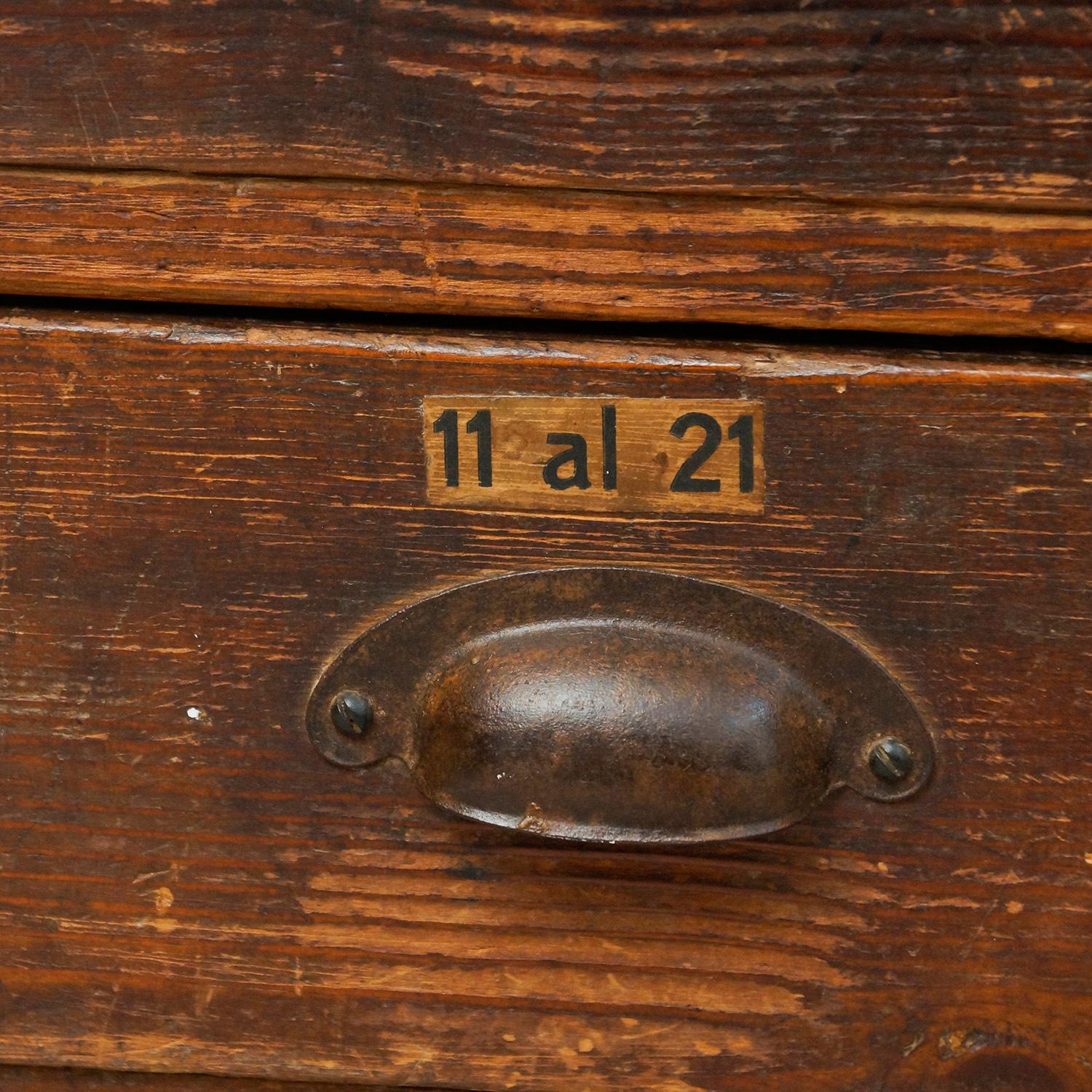 Antique Letterpress Cabinet with 700 Wooden Pieces, circa 1950 In Good Condition In Barcelona, Barcelona