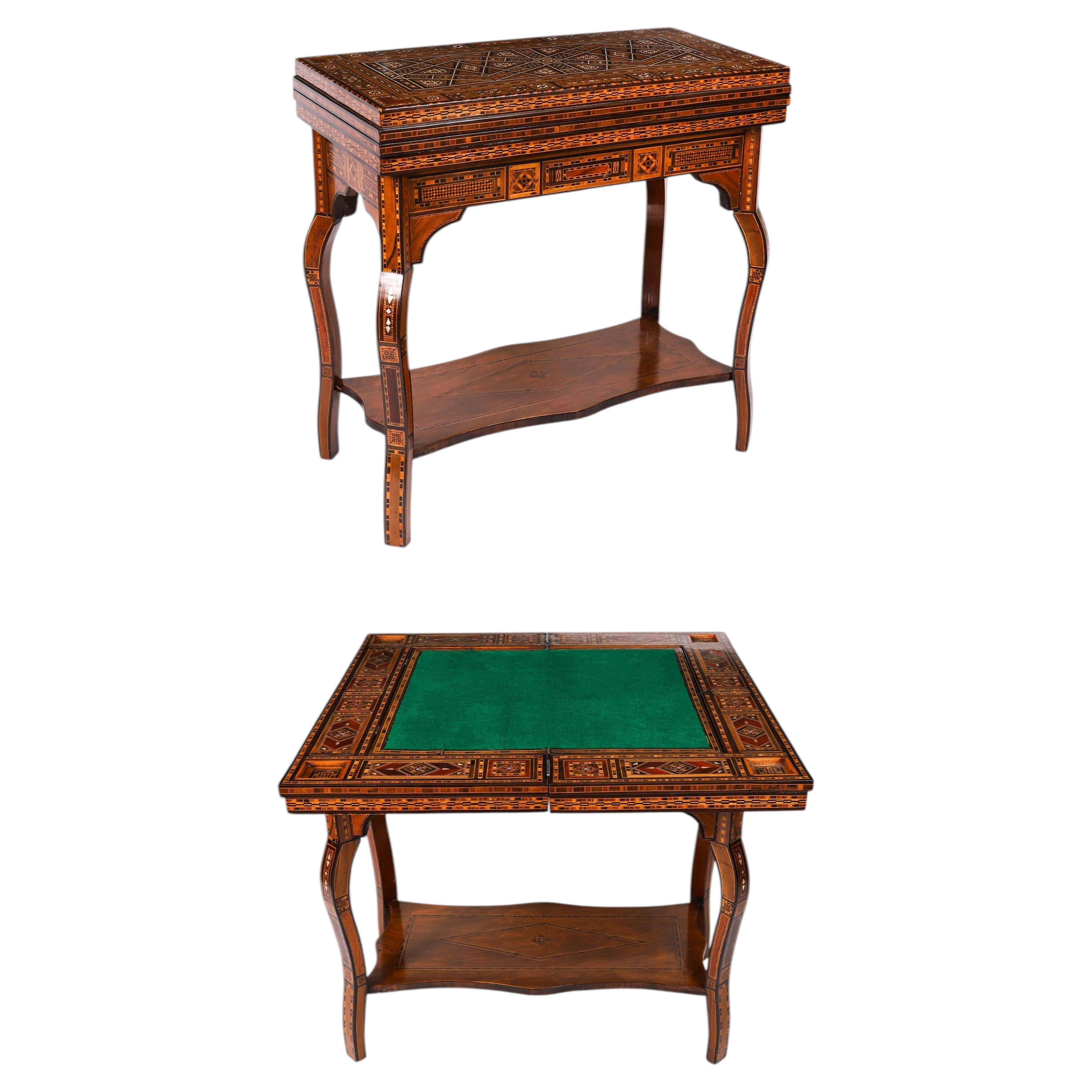 Table de jeux antique levantine incrustée (cartes, échecs, backgammon), XXe siècle en vente
