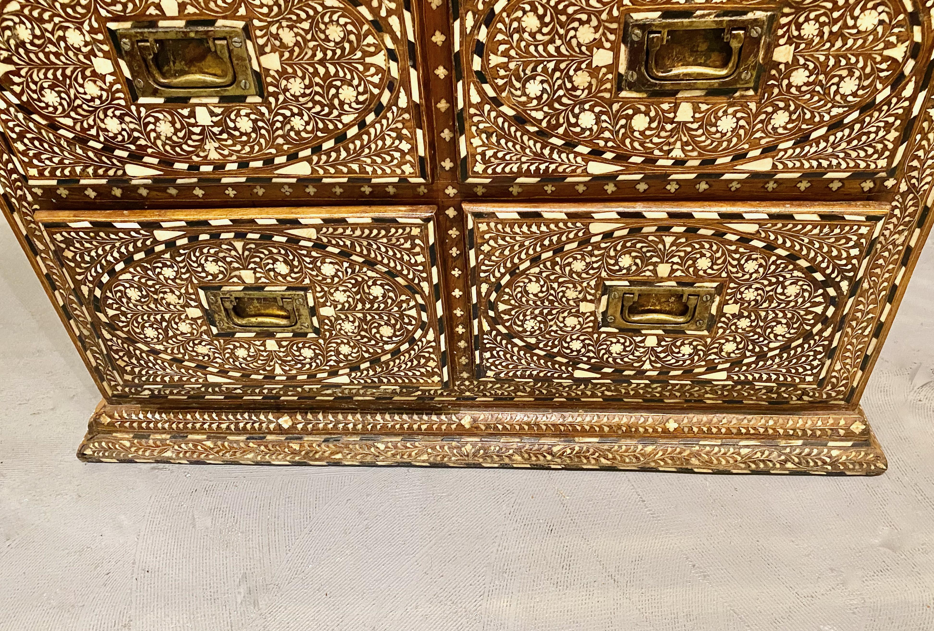 Ancienne commode en marqueterie levantine en vente 3