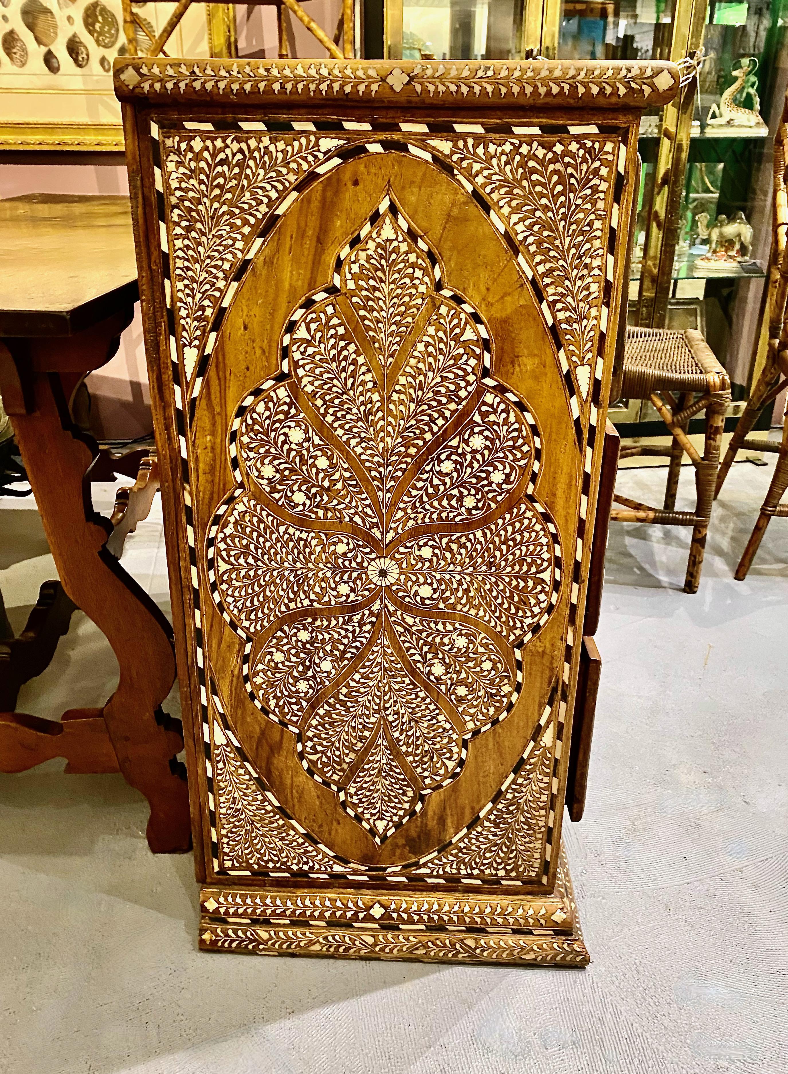 Islamique Ancienne commode en marqueterie levantine en vente