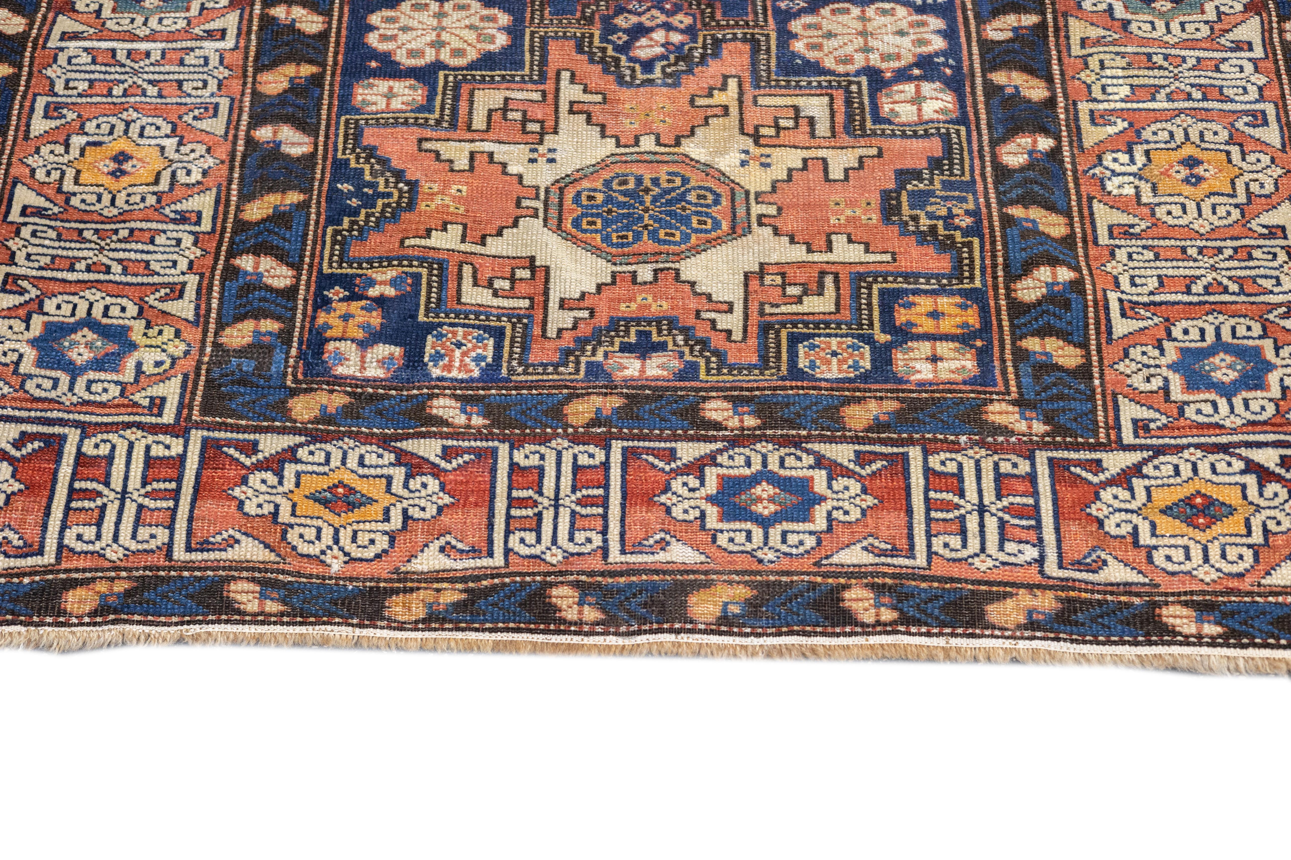 Noué à la main Tapis Lezgi ancien 3'7'' x 5'1'' en vente