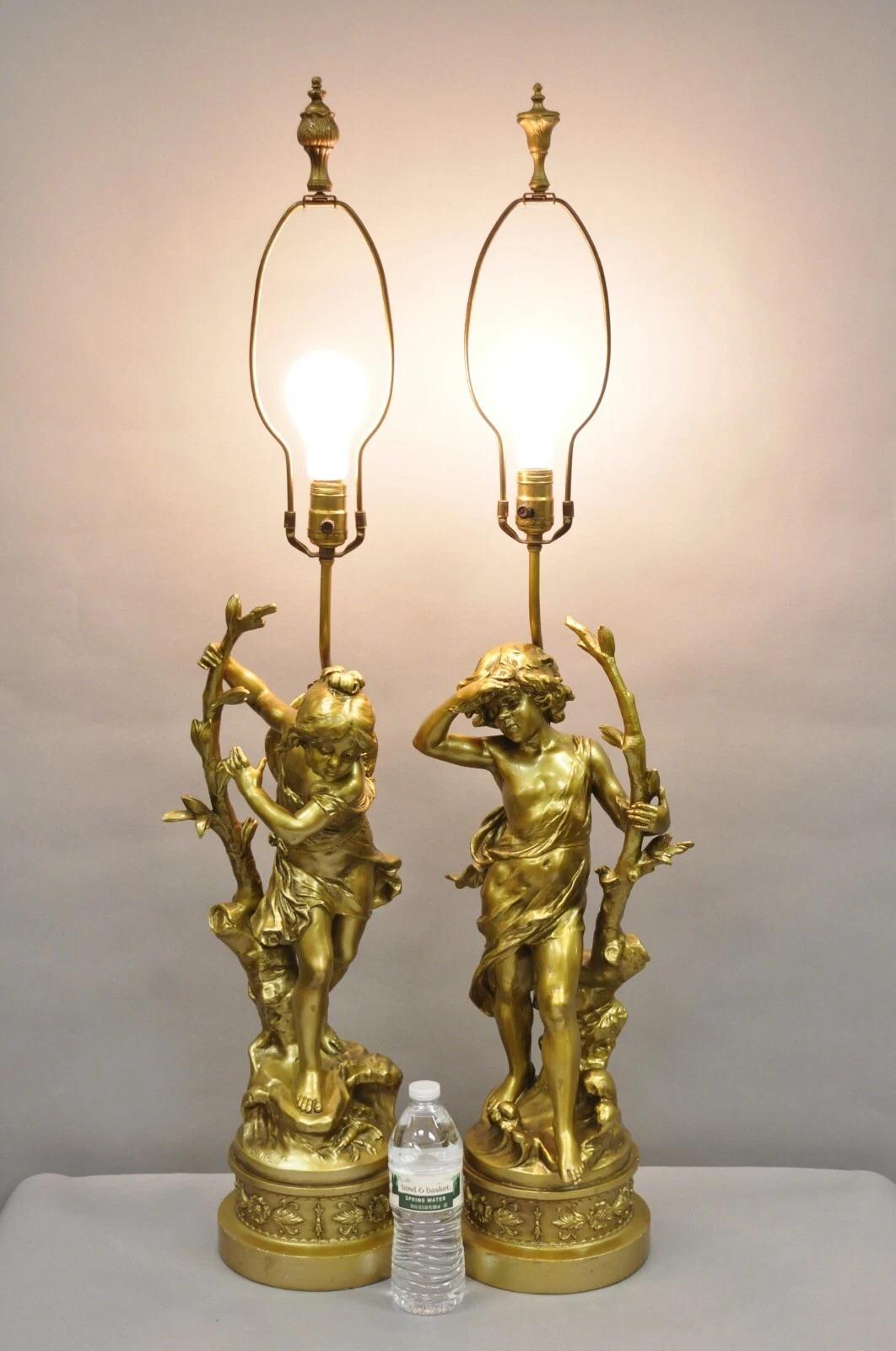 Antique L&F Moreau French Renaissance Gold Painted Metal Figural Boy and Girl Table Lamps - a Pair. Circa all'inizio del XX secolo. Misure: 42