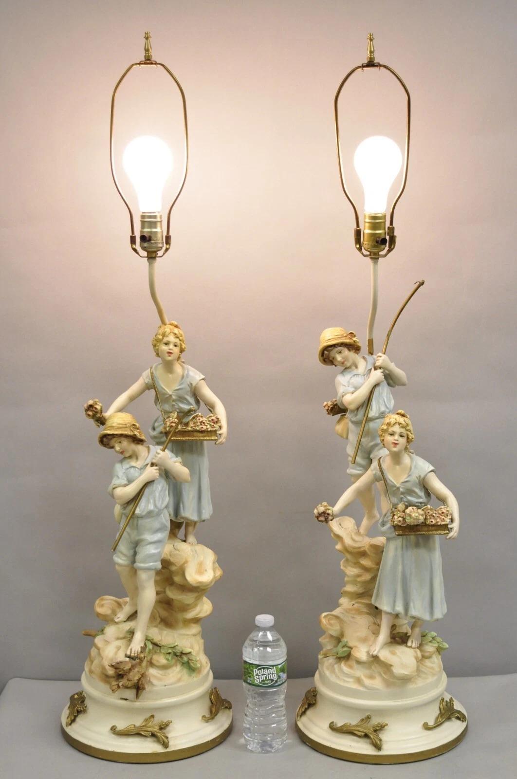 Antiche lampade da tavolo figurative in metallo spelta dipinte L&F Moreau - una coppia. L'articolo raffigura una ragazza con un cesto di fiori e un ragazzo con una canna da pesca. Circa all'inizio del XX secolo. Misure: 41