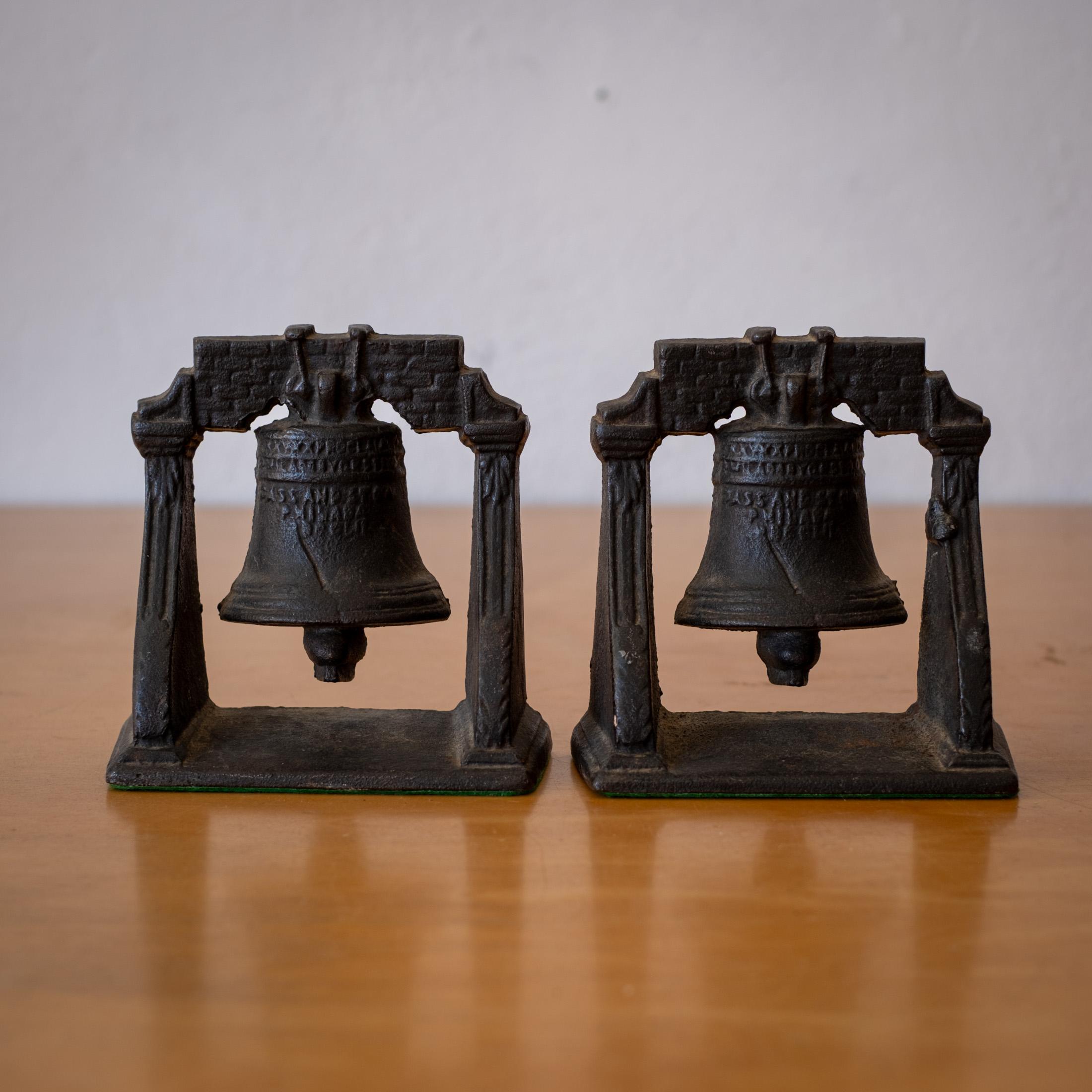 Coloniale americano Reggilibri antichi Liberty Bell in vendita