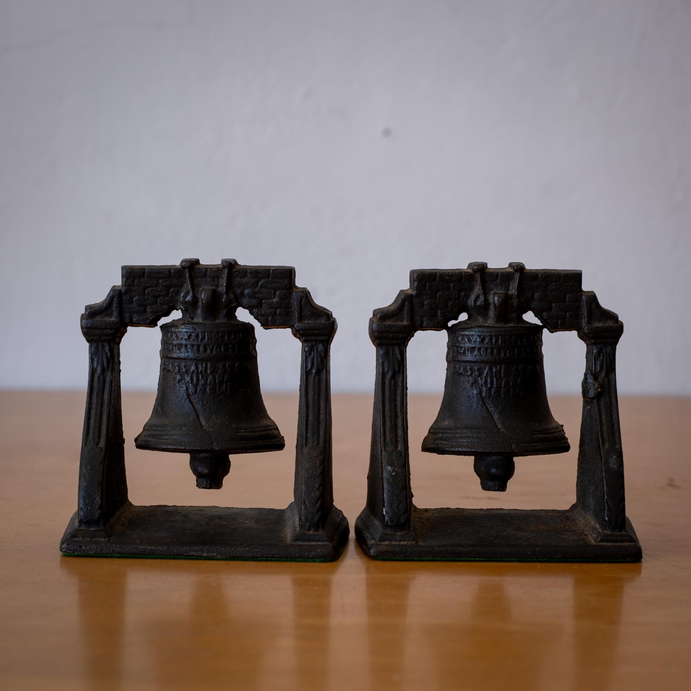 Americano Reggilibri antichi Liberty Bell in vendita